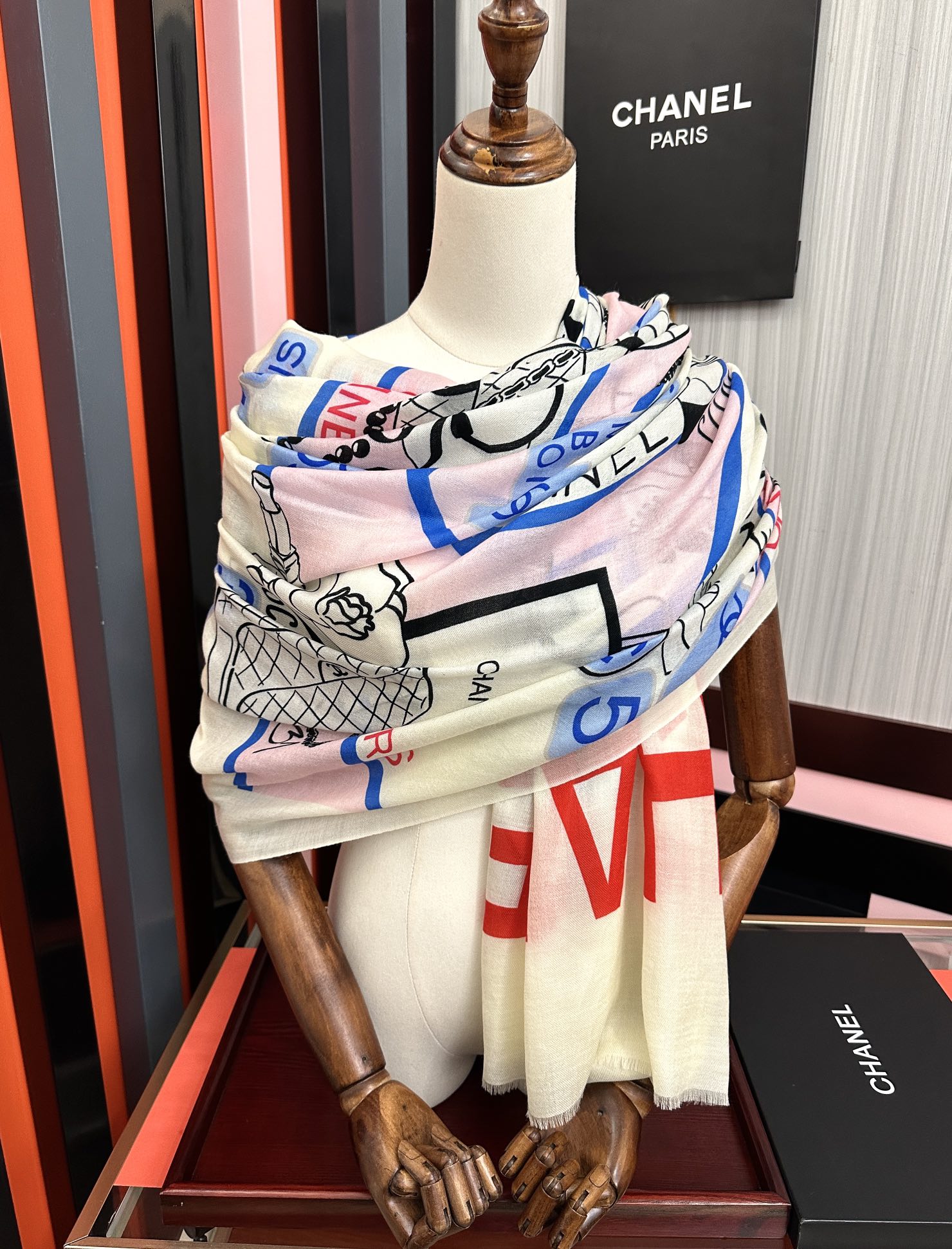 。新款 重磅推荐 小香2025 最新款 香奶奶顶级设计太美了，真心赞👍😘💍实物真心美 🎀披肩配以印花💓💃