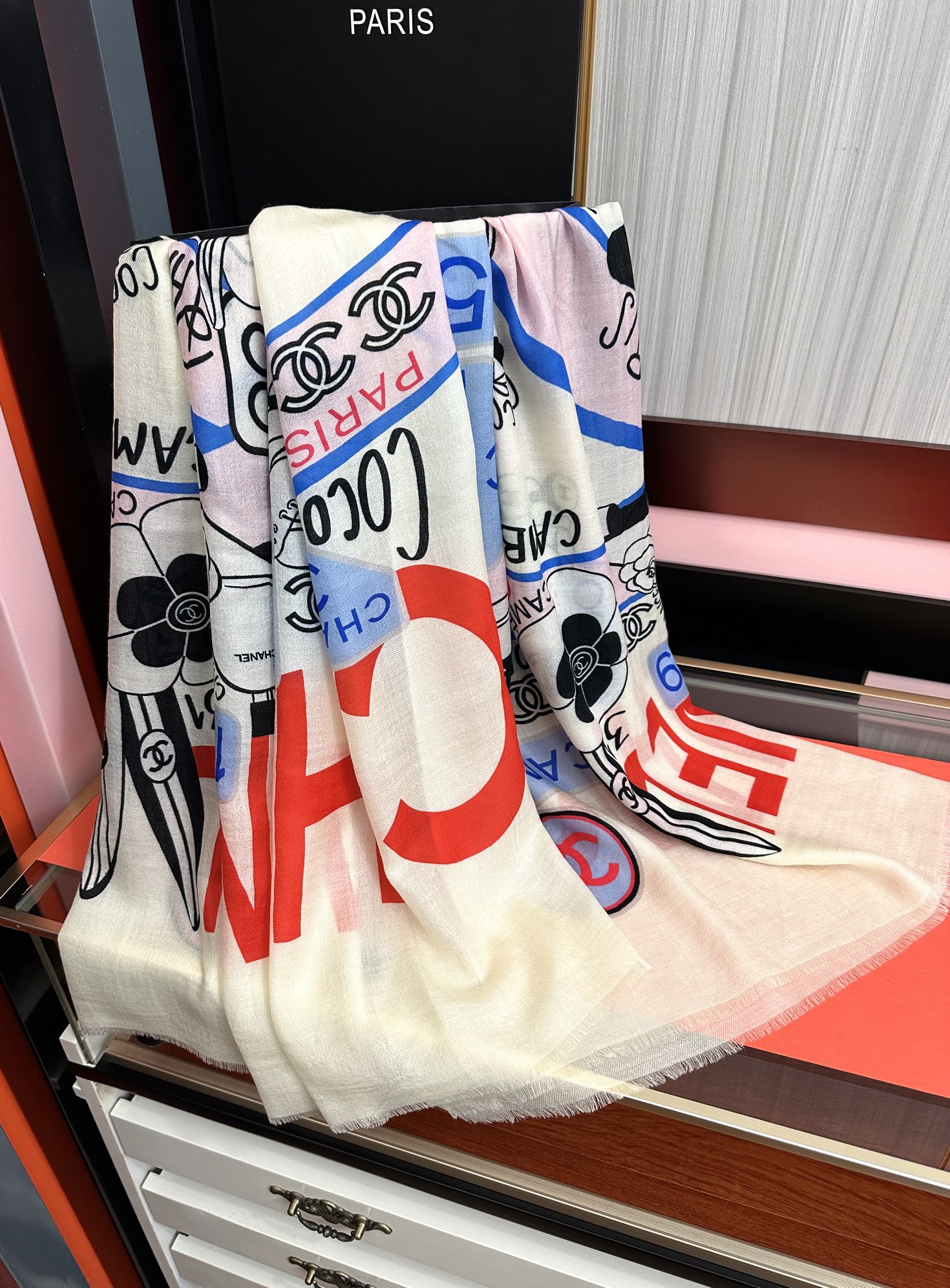 。新款 重磅推荐 小香2025 最新款 香奶奶顶级设计太美了，真心赞👍😘💍实物真心美 🎀披肩配以印花💓💃