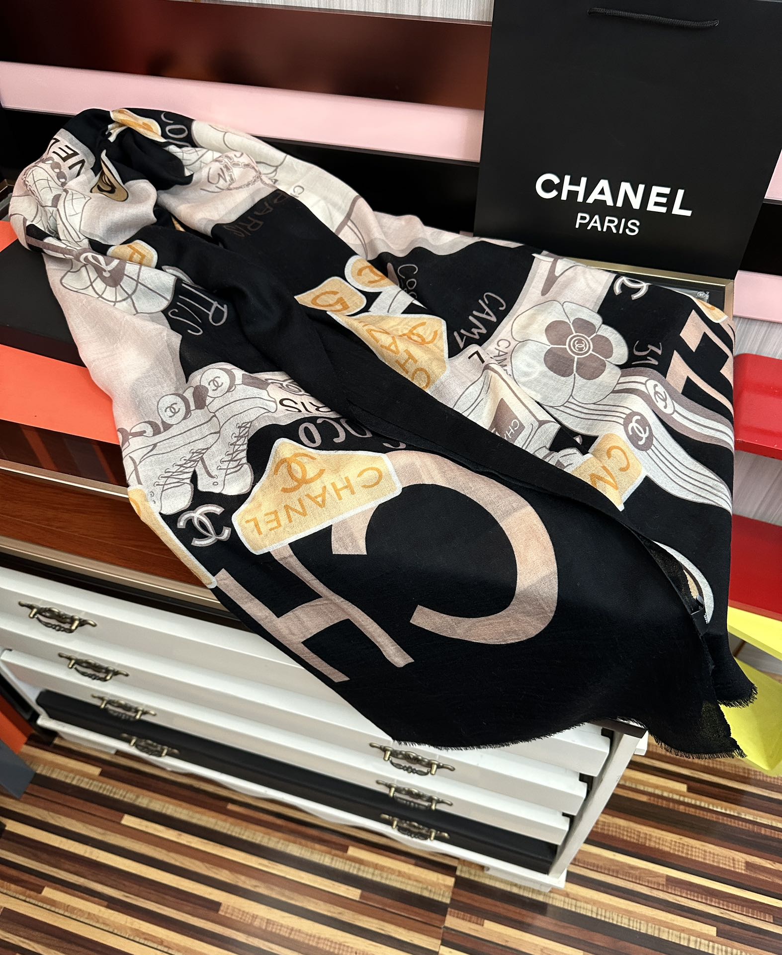 。新款 重磅推荐 小香2025 最新款 香奶奶顶级设计太美了，真心赞👍😘💍实物真心美 🎀披肩配以印花💓💃