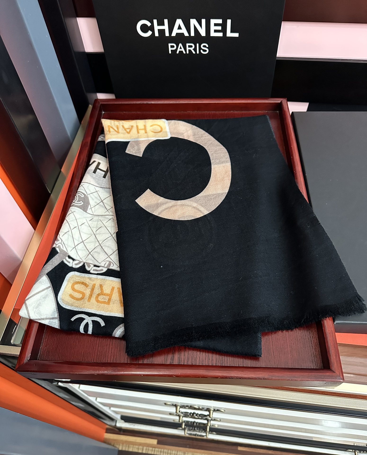 。新款 重磅推荐 小香2025 最新款 香奶奶顶级设计太美了，真心赞👍😘💍实物真心美 🎀披肩配以印花💓💃