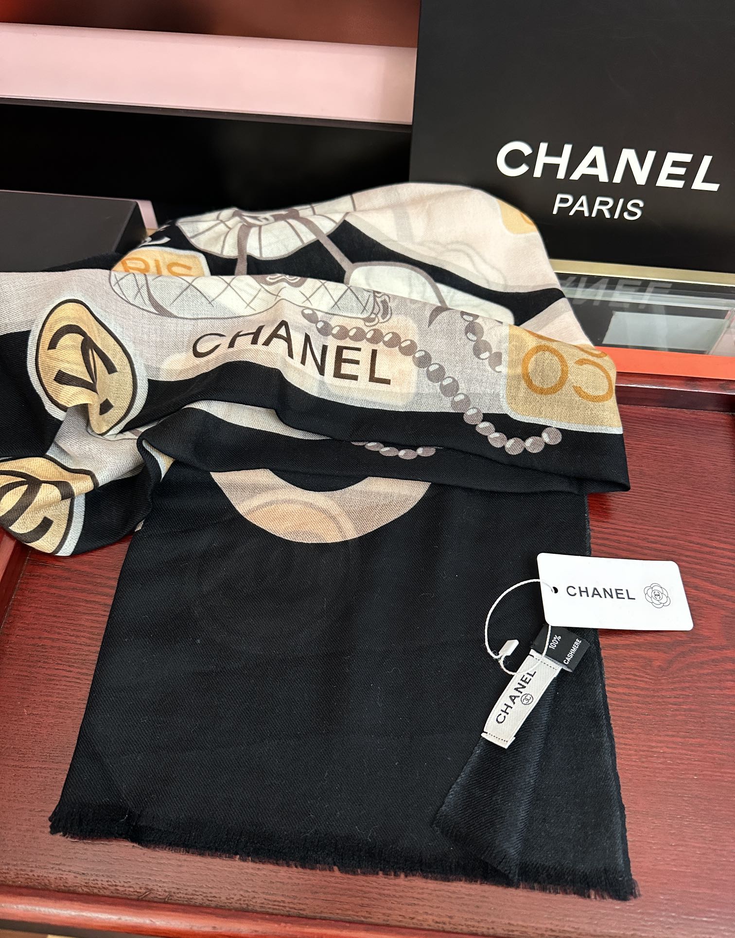 。新款 重磅推荐 小香2025 最新款 香奶奶顶级设计太美了，真心赞👍😘💍实物真心美 🎀披肩配以印花💓💃