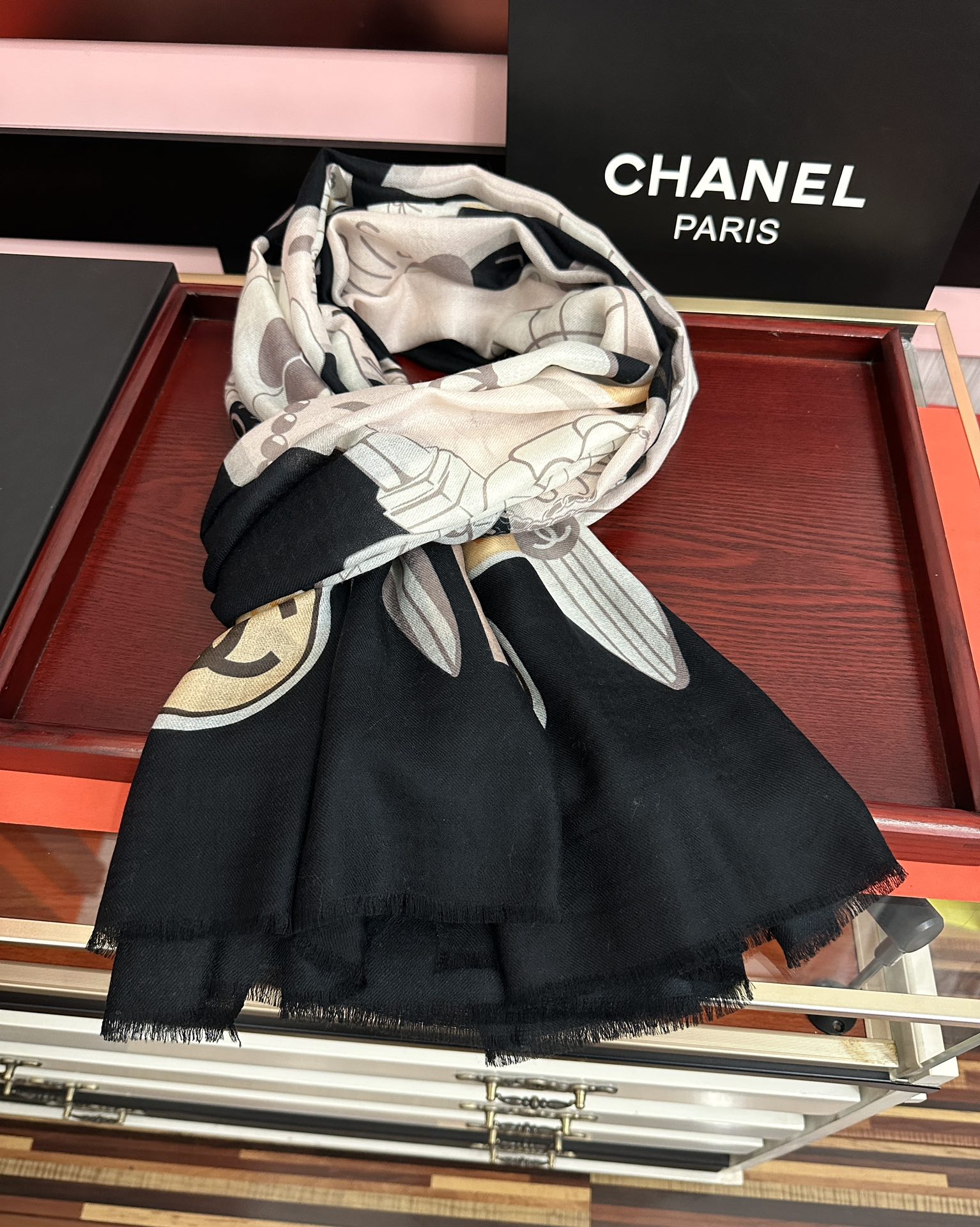 。新款 重磅推荐 小香2025 最新款 香奶奶顶级设计太美了，真心赞👍😘💍实物真心美 🎀披肩配以印花💓💃