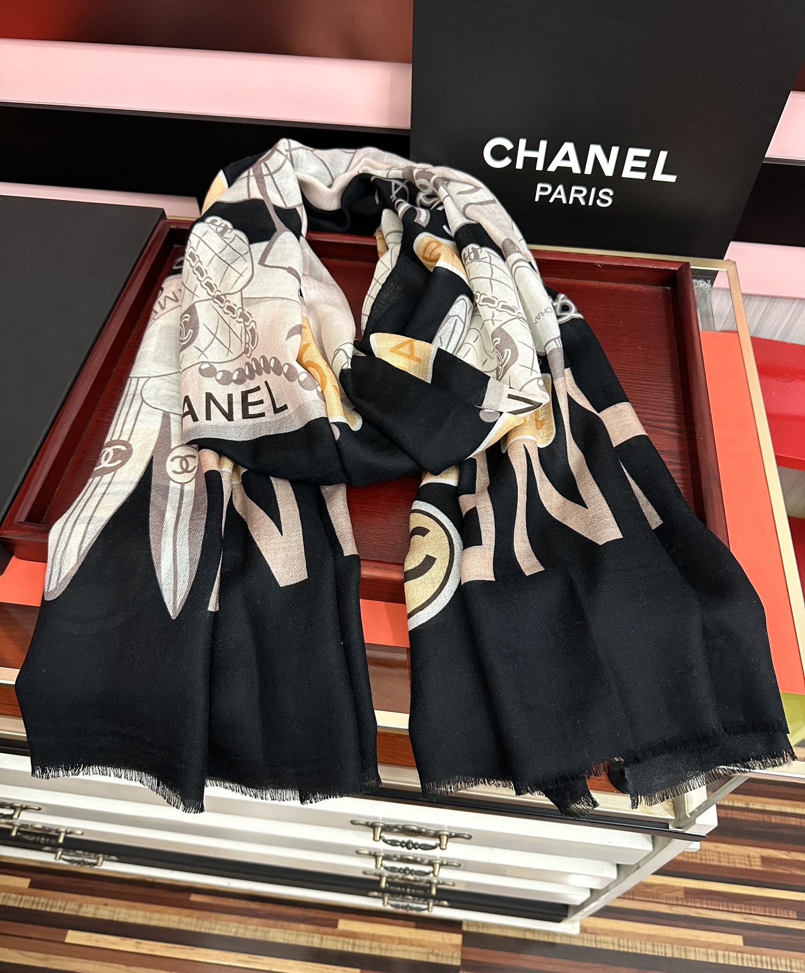 。新款 重磅推荐 小香2025 最新款 香奶奶顶级设计太美了，真心赞👍😘💍实物真心美 🎀披肩配以印花💓💃