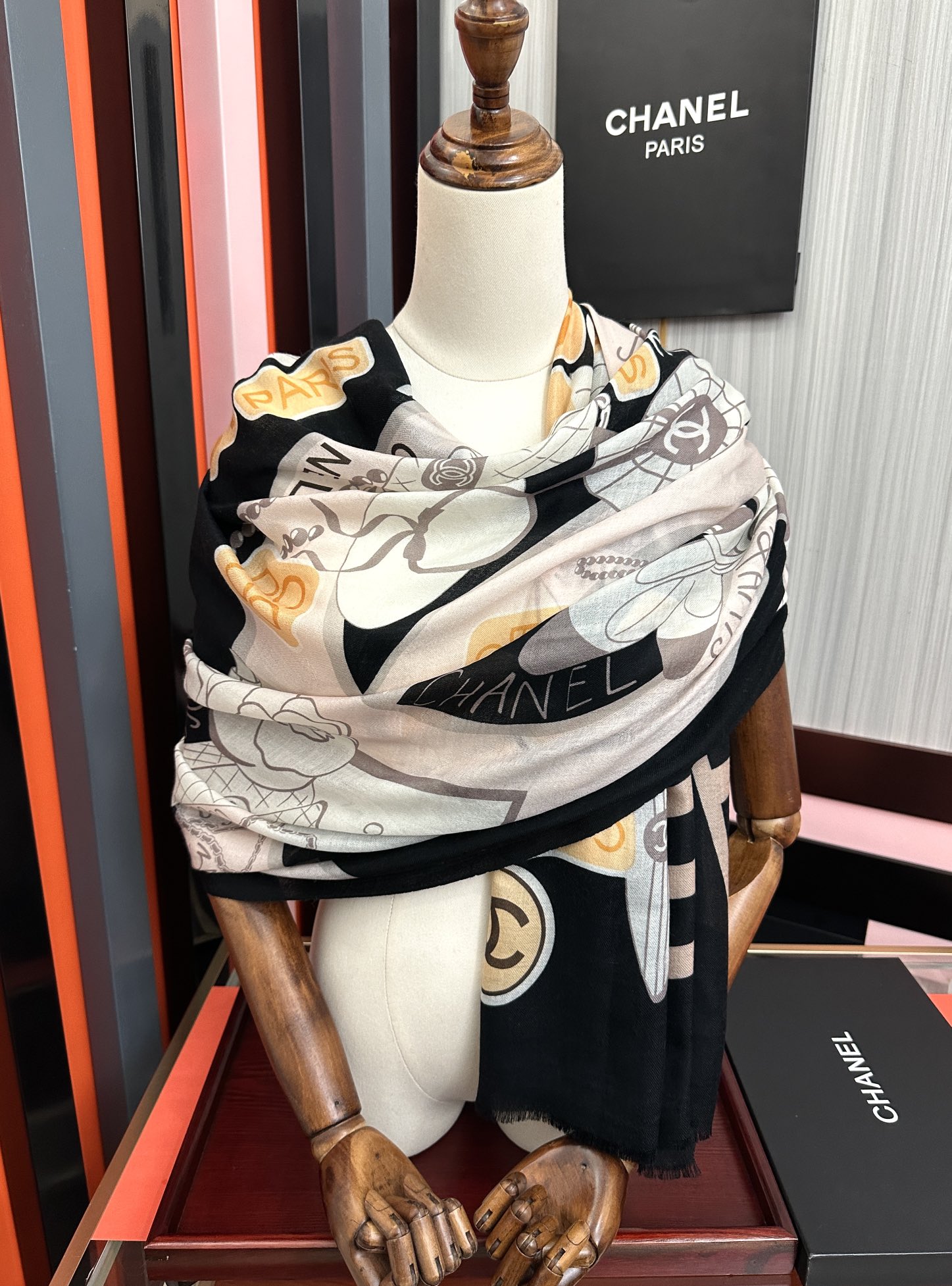 。新款 重磅推荐 小香2025 最新款 香奶奶顶级设计太美了，真心赞👍😘💍实物真心美 🎀披肩配以印花💓💃