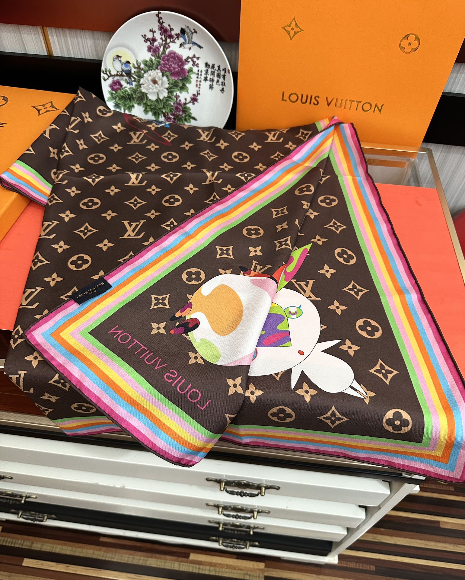 。LV官网同步【18mm双面同色顶级真丝】[庆祝]“L家”90典藏方巾通过别致的经典色彩向原创设计致敬[