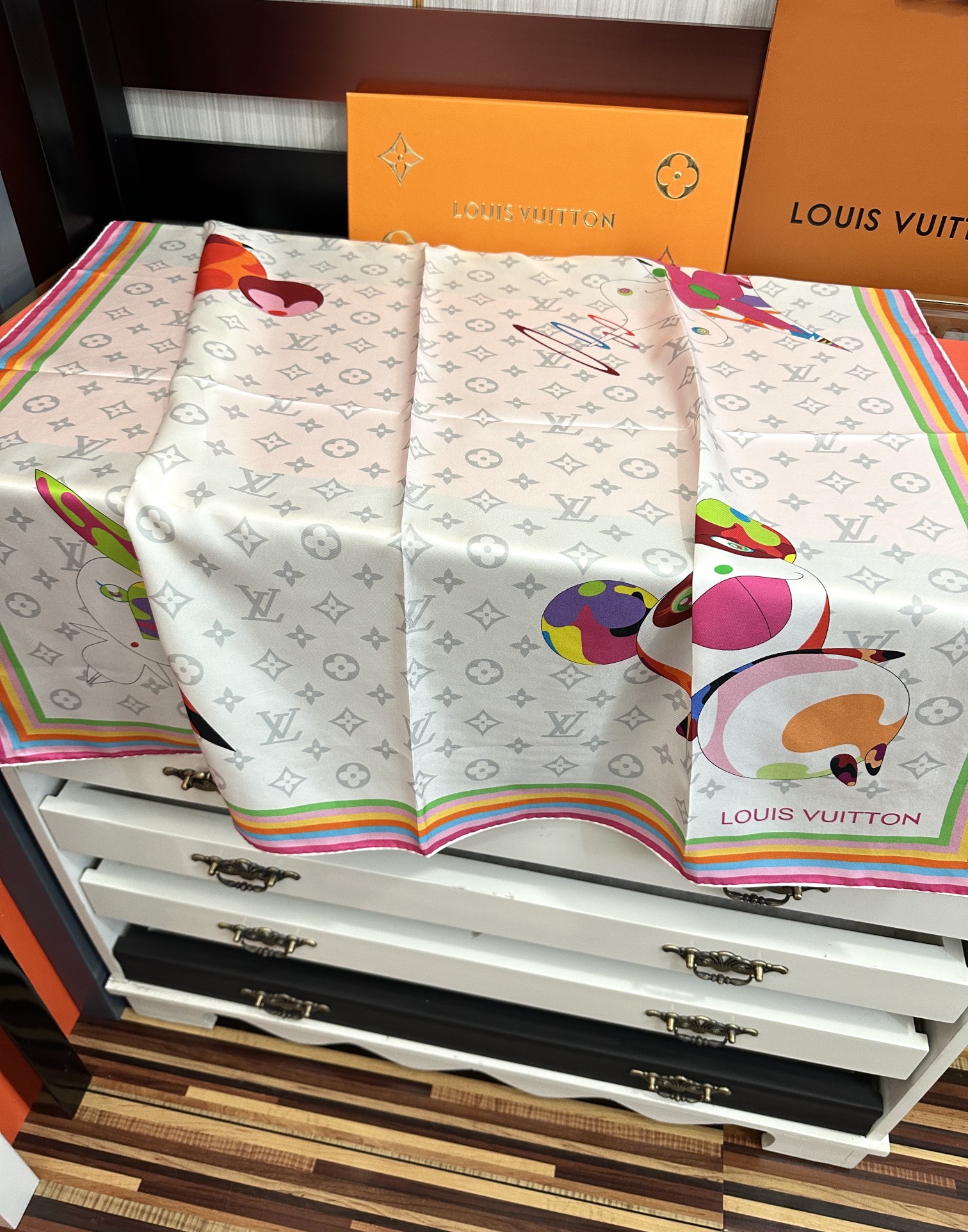 。LV官网同步【18mm双面同色顶级真丝】[庆祝]“L家”90典藏方巾通过别致的经典色彩向原创设计致敬[