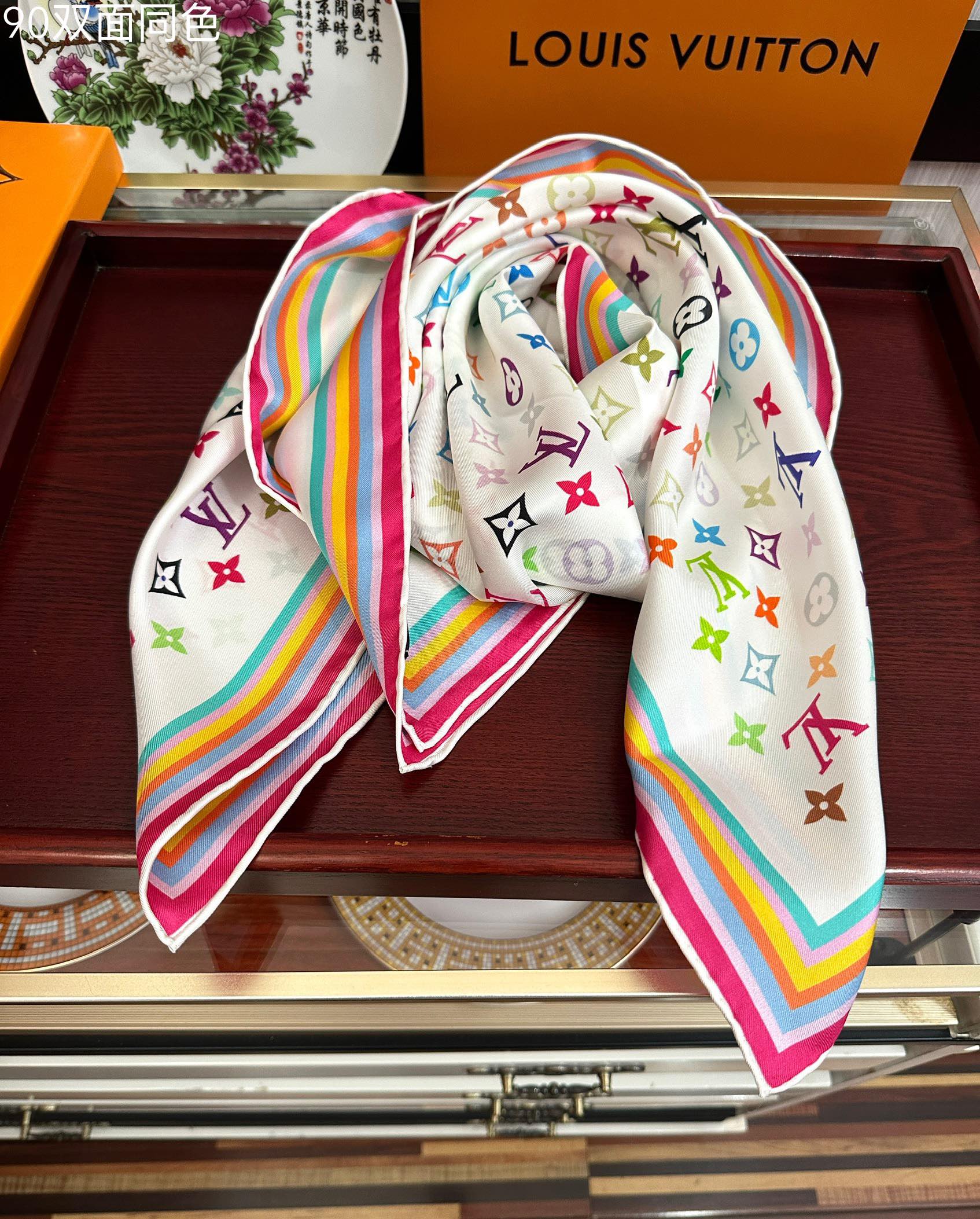 。2010 高版本LV官网同步【双面同色】[庆祝]“L家”90典藏方巾通过别致的经典色彩向原创设计致敬[