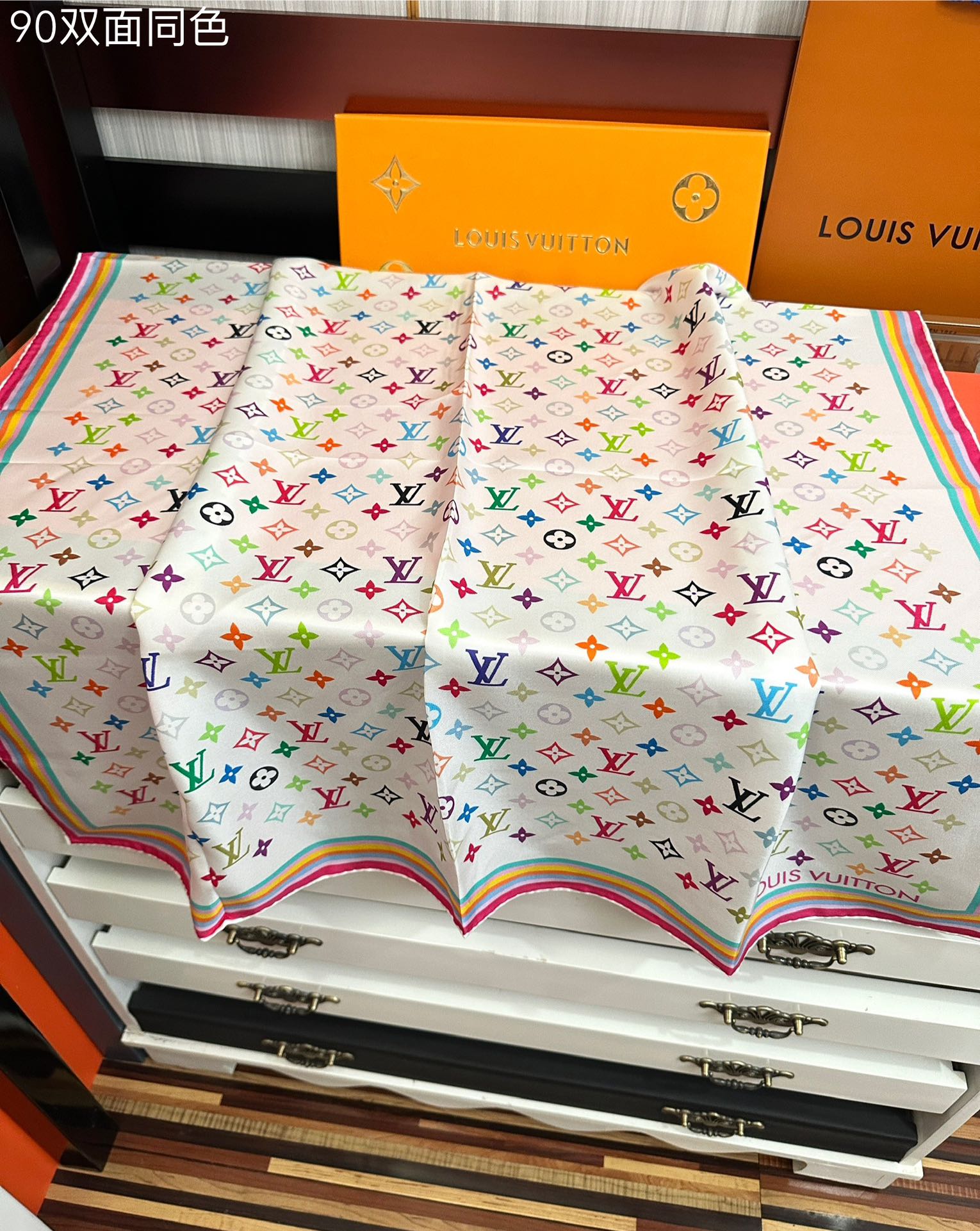 。2010 高版本LV官网同步【双面同色】[庆祝]“L家”90典藏方巾通过别致的经典色彩向原创设计致敬[