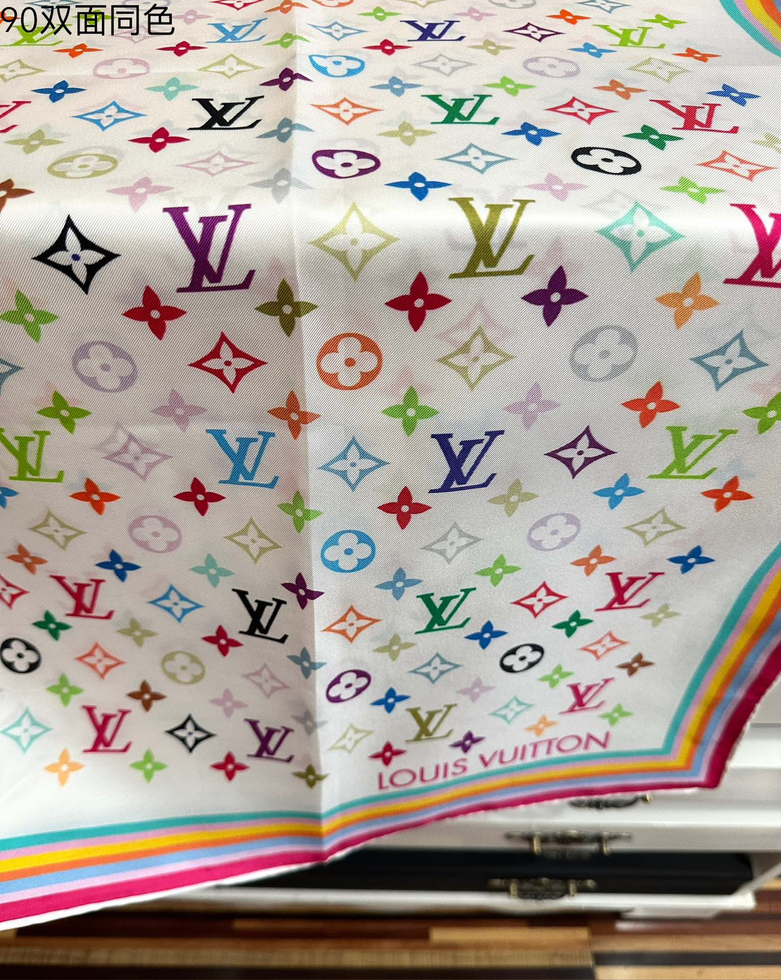 。2010 高版本LV官网同步【双面同色】[庆祝]“L家”90典藏方巾通过别致的经典色彩向原创设计致敬[