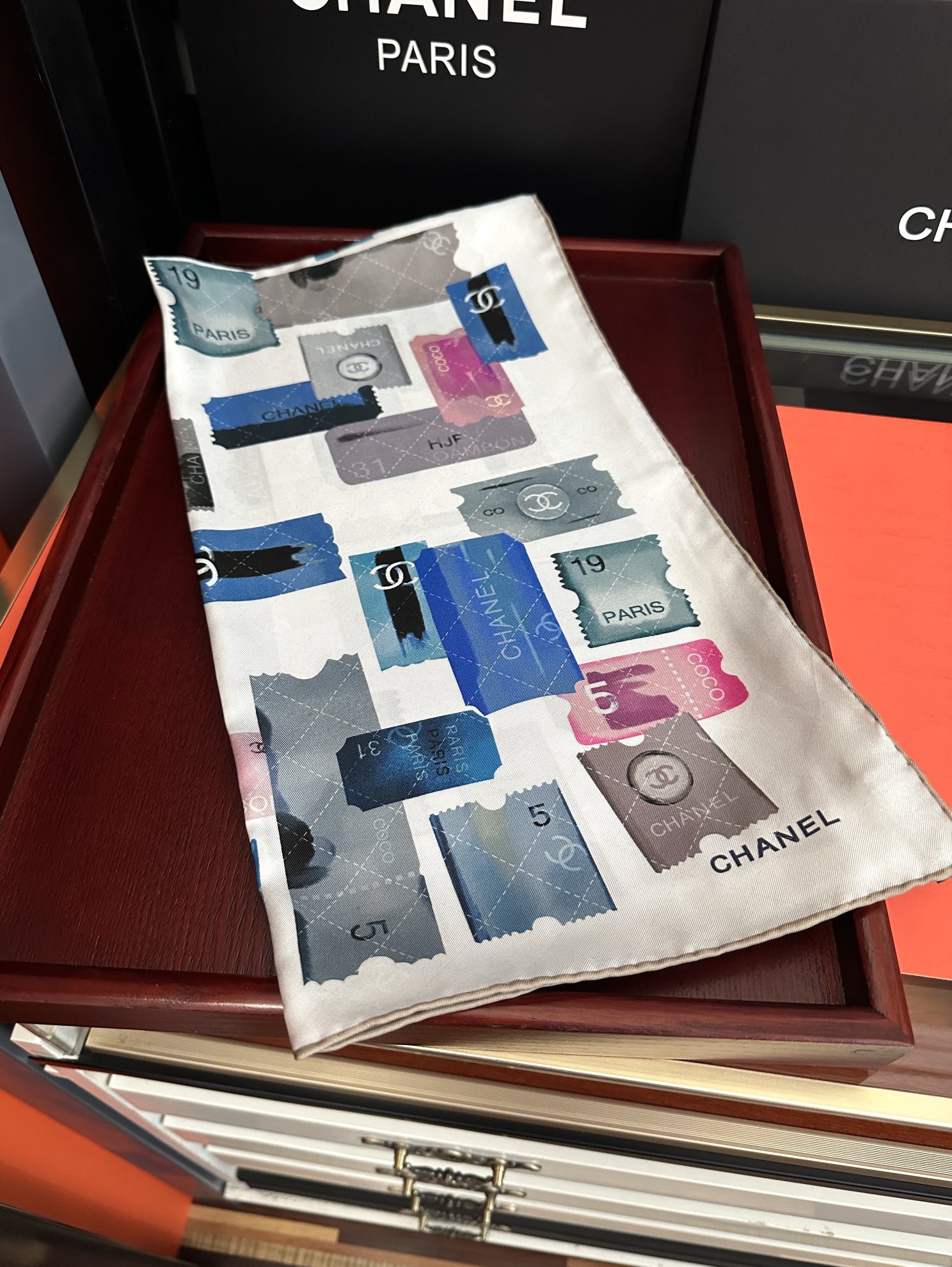 高版本。香奈儿24k邮票方巾 官网同步 这一款方巾以邮票元素为主[得意]除此之外还有成衣、小丝巾的设计颜