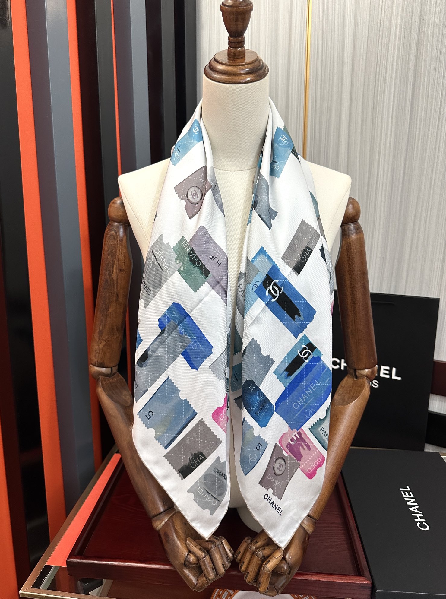 高版本。香奈儿24k邮票方巾 官网同步 这一款方巾以邮票元素为主[得意]除此之外还有成衣、小丝巾的设计颜