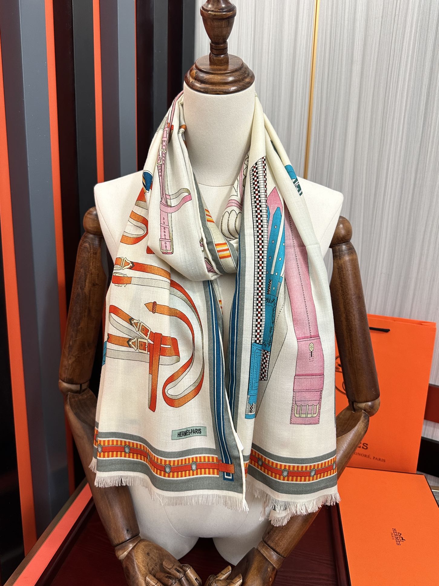 上新 爱马仕。2010【双面同色骏马】太美了[吃瓜][嘴唇]四季都可以用[勾引]真心美的让人非常非上身效