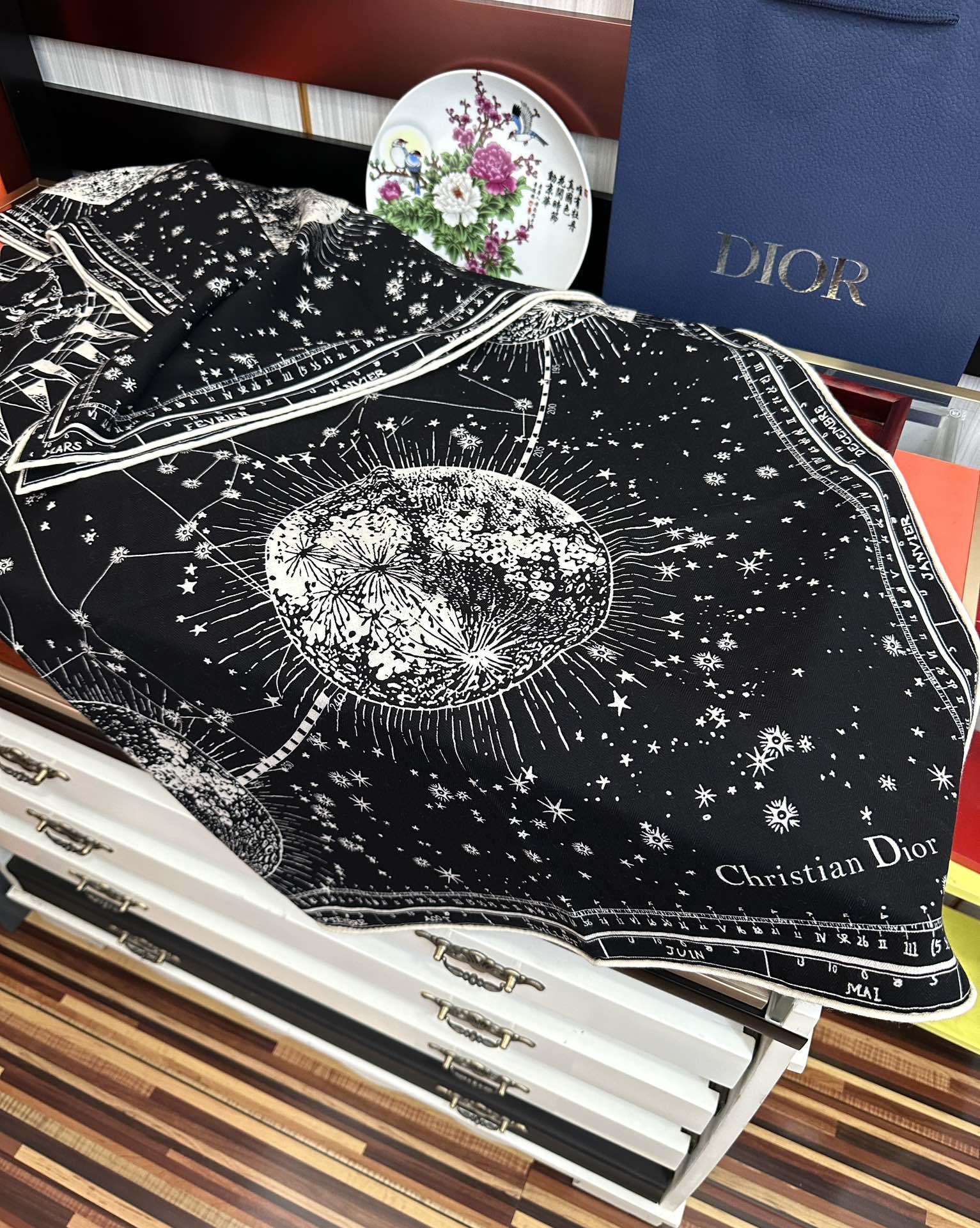 上新❤️迪奥 【双面同色地球图案】经典优雅[礼物]~气质到骨子里[色]新一季的面料超高级，真心超级柔软，