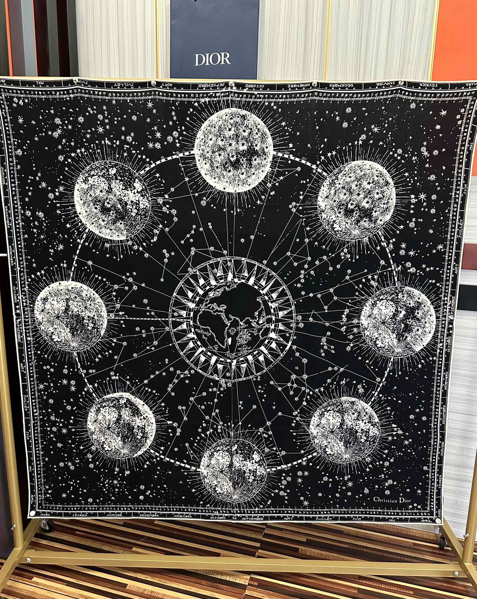 上新❤️迪奥 【双面同色地球图案】经典优雅[礼物]~气质到骨子里[色]新一季的面料超高级，真心超级柔软，