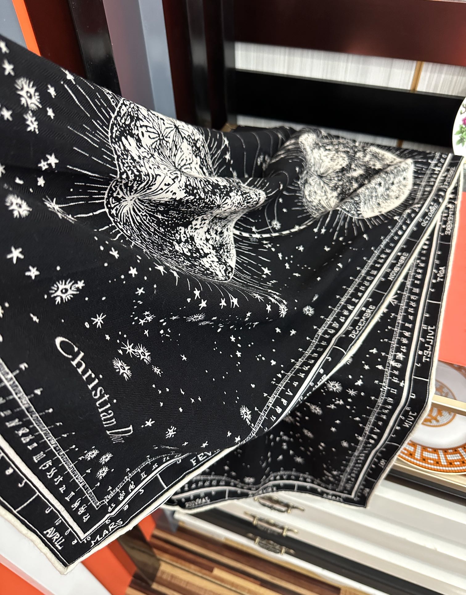 上新❤️迪奥 【双面同色地球图案】经典优雅[礼物]~气质到骨子里[色]新一季的面料超高级，真心超级柔软，