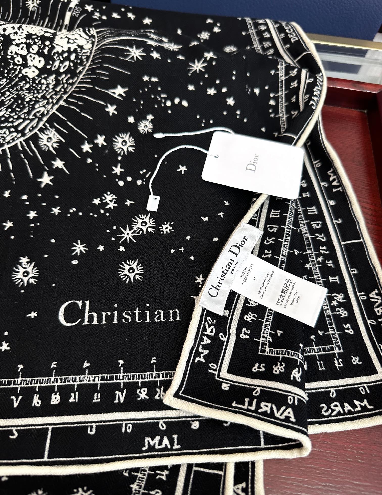 上新❤️迪奥 【双面同色地球图案】经典优雅[礼物]~气质到骨子里[色]新一季的面料超高级，真心超级柔软，