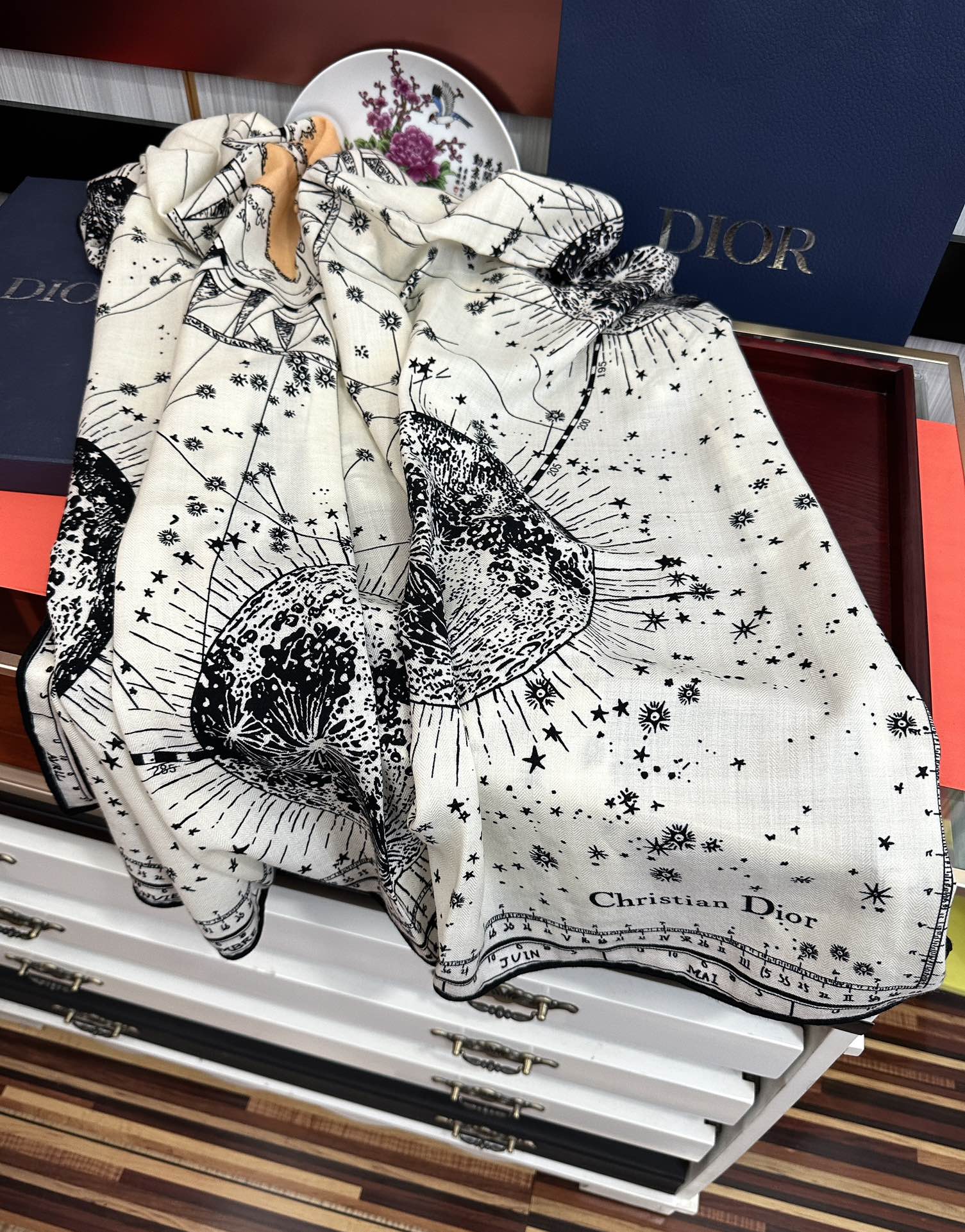 上新❤️迪奥 【双面同色地球图案】经典优雅[礼物]~气质到骨子里[色]新一季的面料超高级，真心超级柔软，