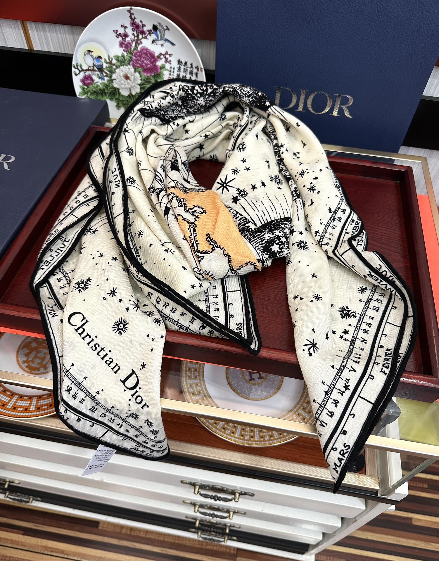 上新❤️迪奥 【双面同色地球图案】经典优雅[礼物]~气质到骨子里[色]新一季的面料超高级，真心超级柔软，