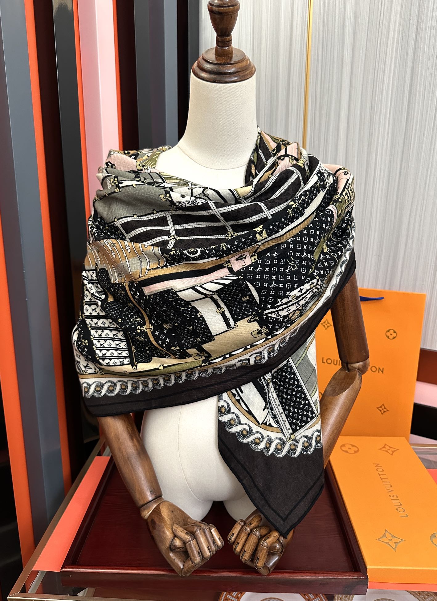 ❤️LV 【双面同色】经典优雅[礼物]~气质到骨子里[色]新一季的面料超高级，真心超级柔软，丝丝顺滑[太