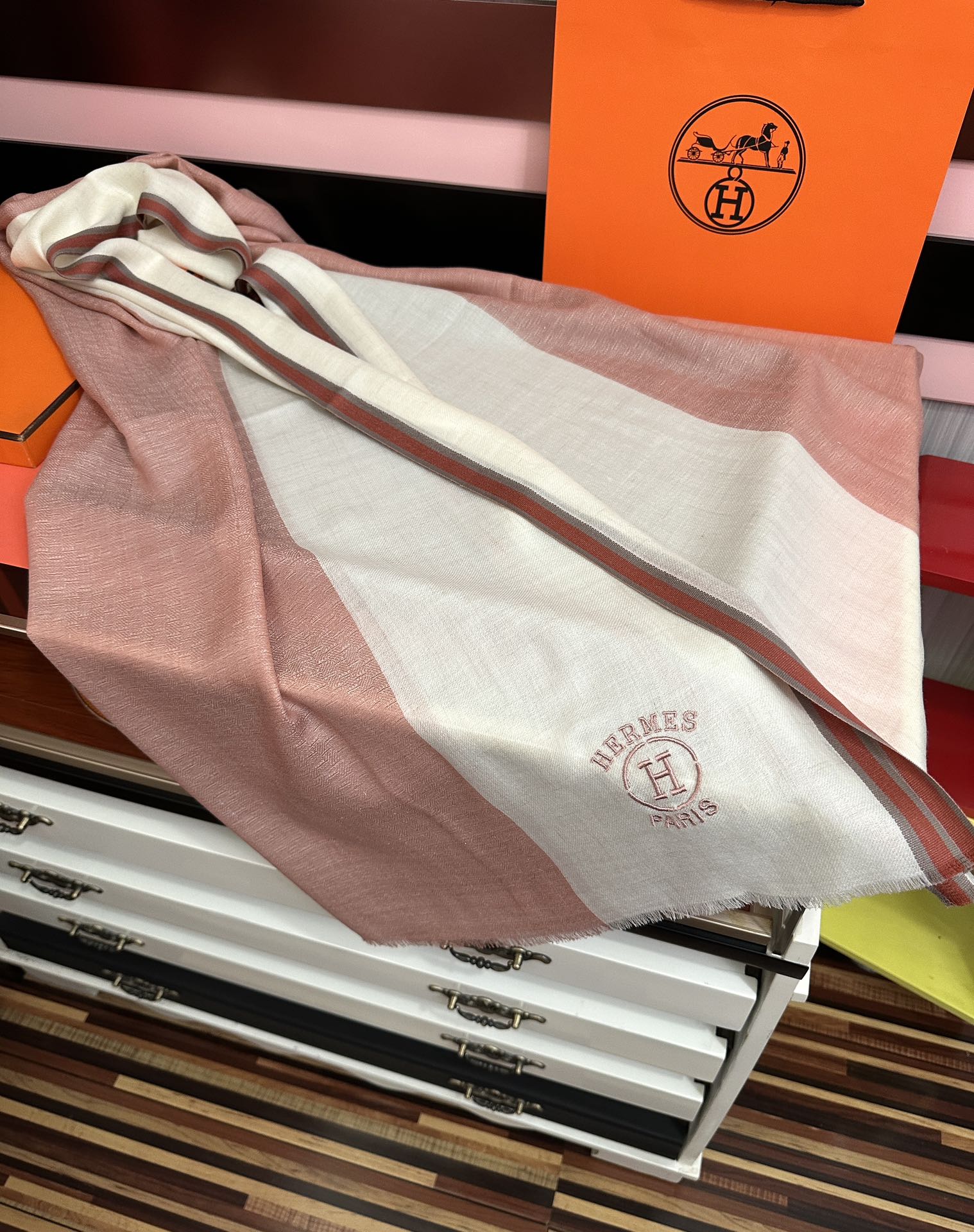 新款。2010爱马士🧣太美了[庆祝]万众瞩目经典版到货🎆最优质的年轻设计师推出的最新概念👓搭配调色纱染再