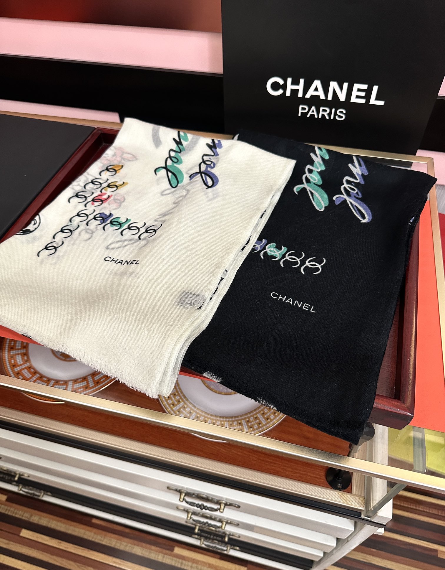 。新款 太美了 小香[嘴唇]2025最新系列 必备款 顶级设计太美了，真心赞👍😘💍实物真心美 🎀披肩配以