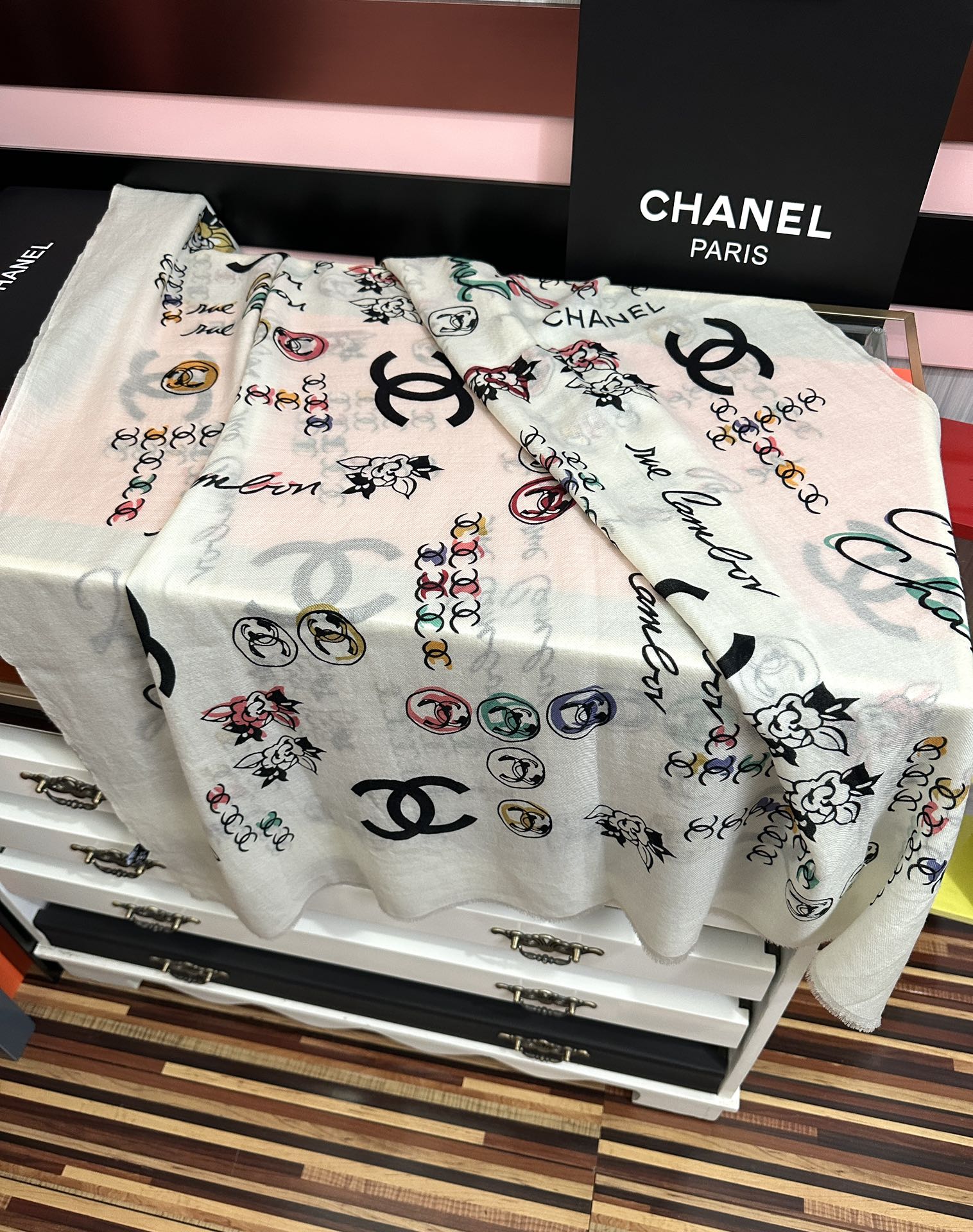 。新款 太美了 小香[嘴唇]2025最新系列 必备款 顶级设计太美了，真心赞👍😘💍实物真心美 🎀披肩配以