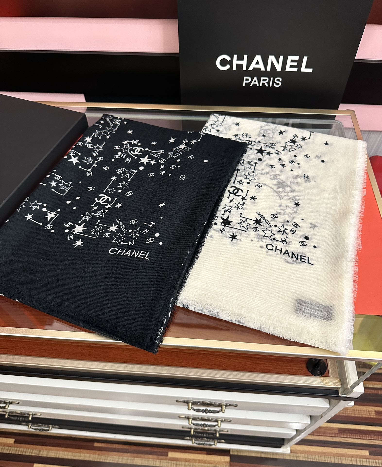 。香奈儿太美了[嘴唇]GW同步 最新款必备款 顶级设计太美了，真心赞👍😘💍实物真心美 🎀披肩配以印花💓💃