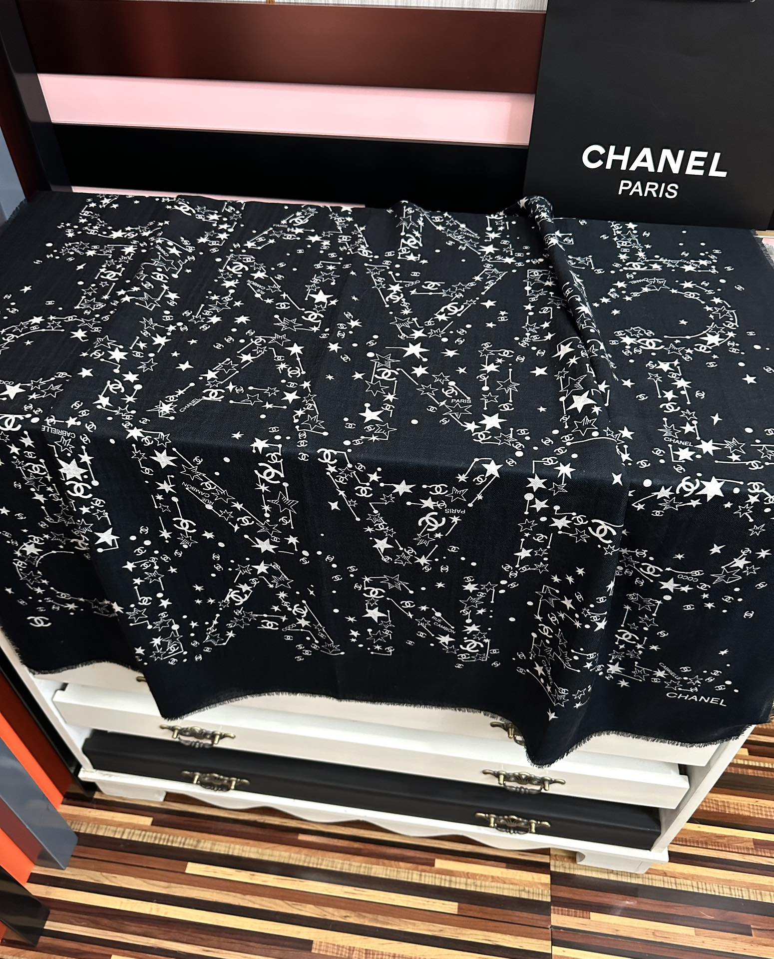 。香奈儿太美了[嘴唇]GW同步 最新款必备款 顶级设计太美了，真心赞👍😘💍实物真心美 🎀披肩配以印花💓💃