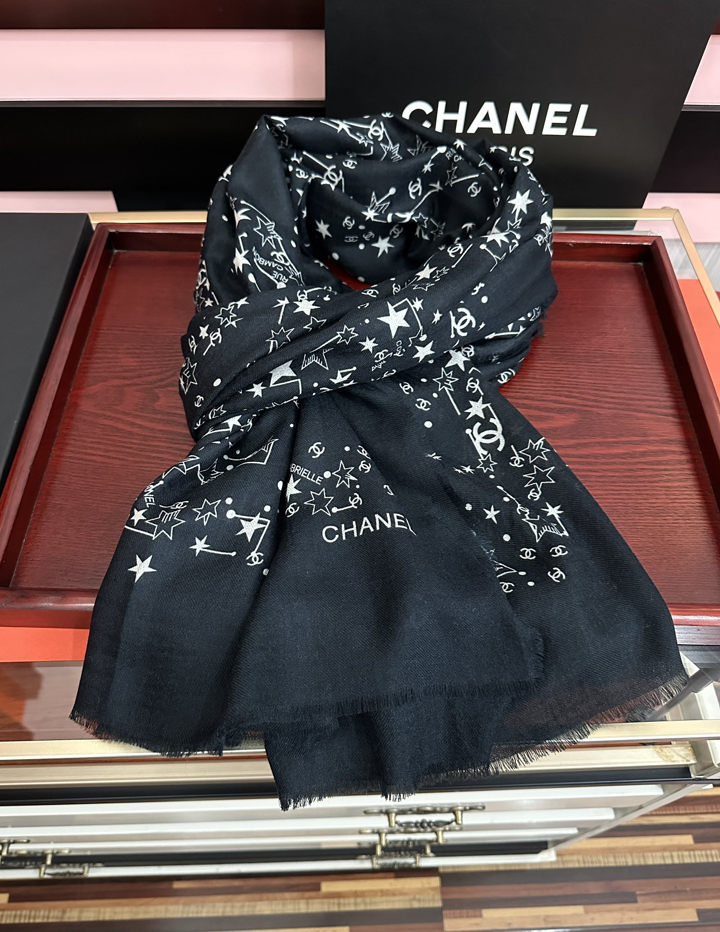 。香奈儿太美了[嘴唇]GW同步 最新款必备款 顶级设计太美了，真心赞👍😘💍实物真心美 🎀披肩配以印花💓💃