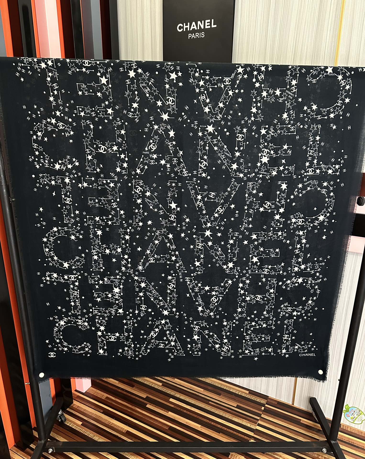 。香奈儿太美了[嘴唇]GW同步 最新款必备款 顶级设计太美了，真心赞👍😘💍实物真心美 🎀披肩配以印花💓💃