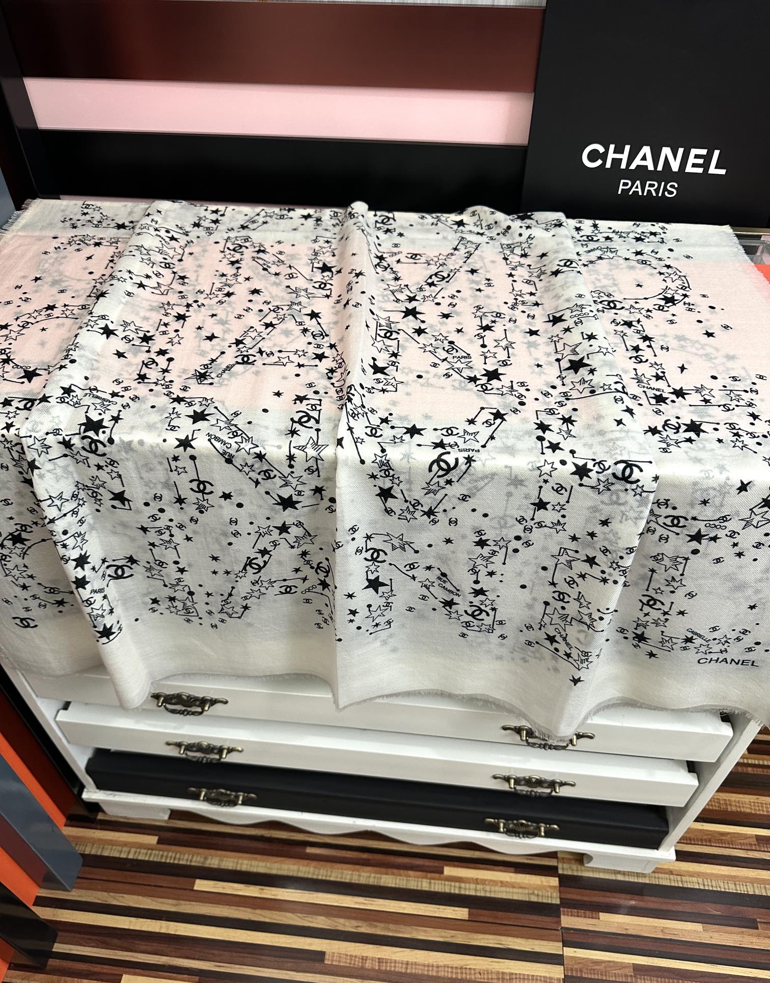 。香奈儿太美了[嘴唇]GW同步 最新款必备款 顶级设计太美了，真心赞👍😘💍实物真心美 🎀披肩配以印花💓💃