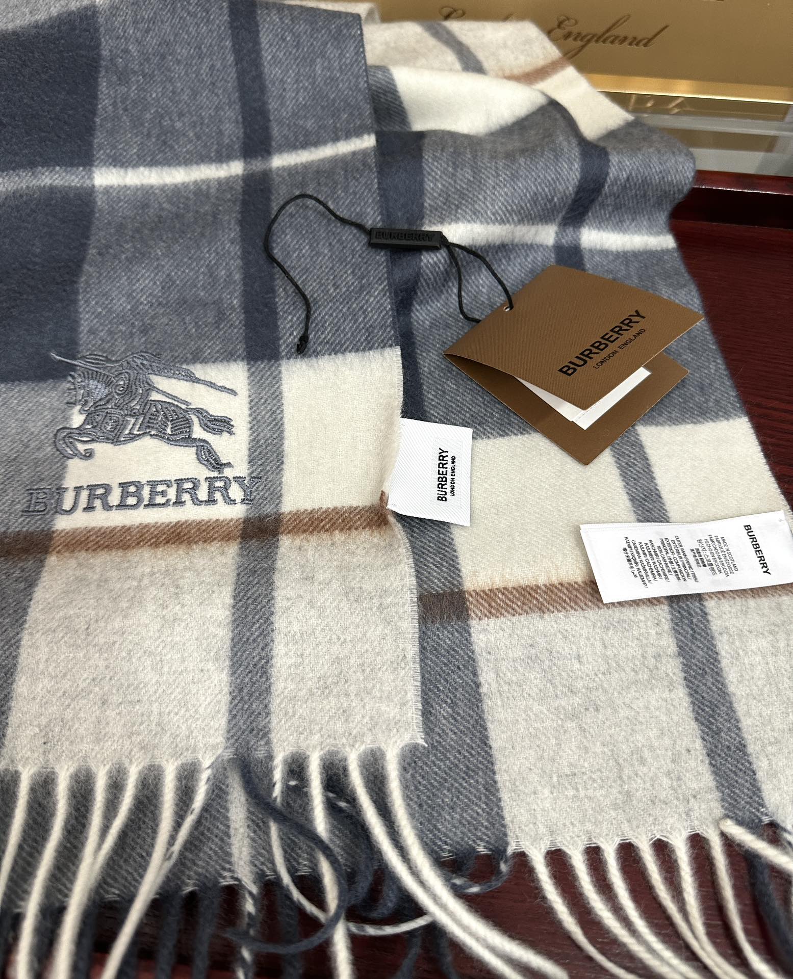 。85%山羊绒 2025 巴宝莉【刺绣战马】采用内蒙古顶级山羊绒 最新款男女通用情侣款👫重磅推荐💥 经典