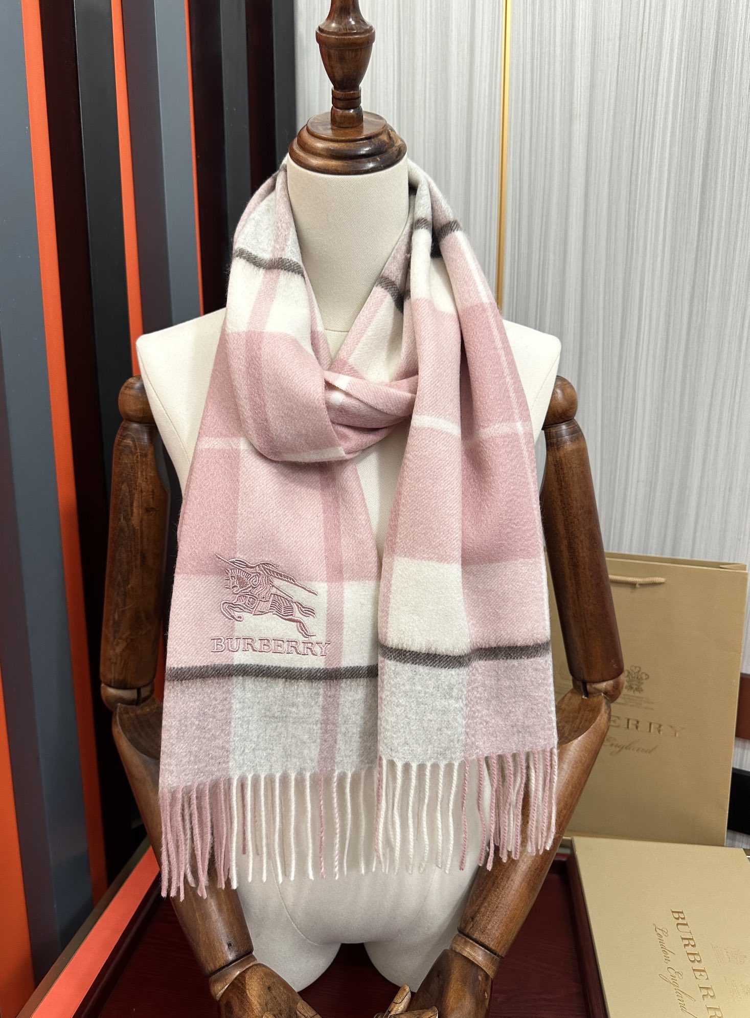 。85%山羊绒 2025 巴宝莉【刺绣战马】采用内蒙古顶级山羊绒 最新款男女通用情侣款👫重磅推荐💥 经典