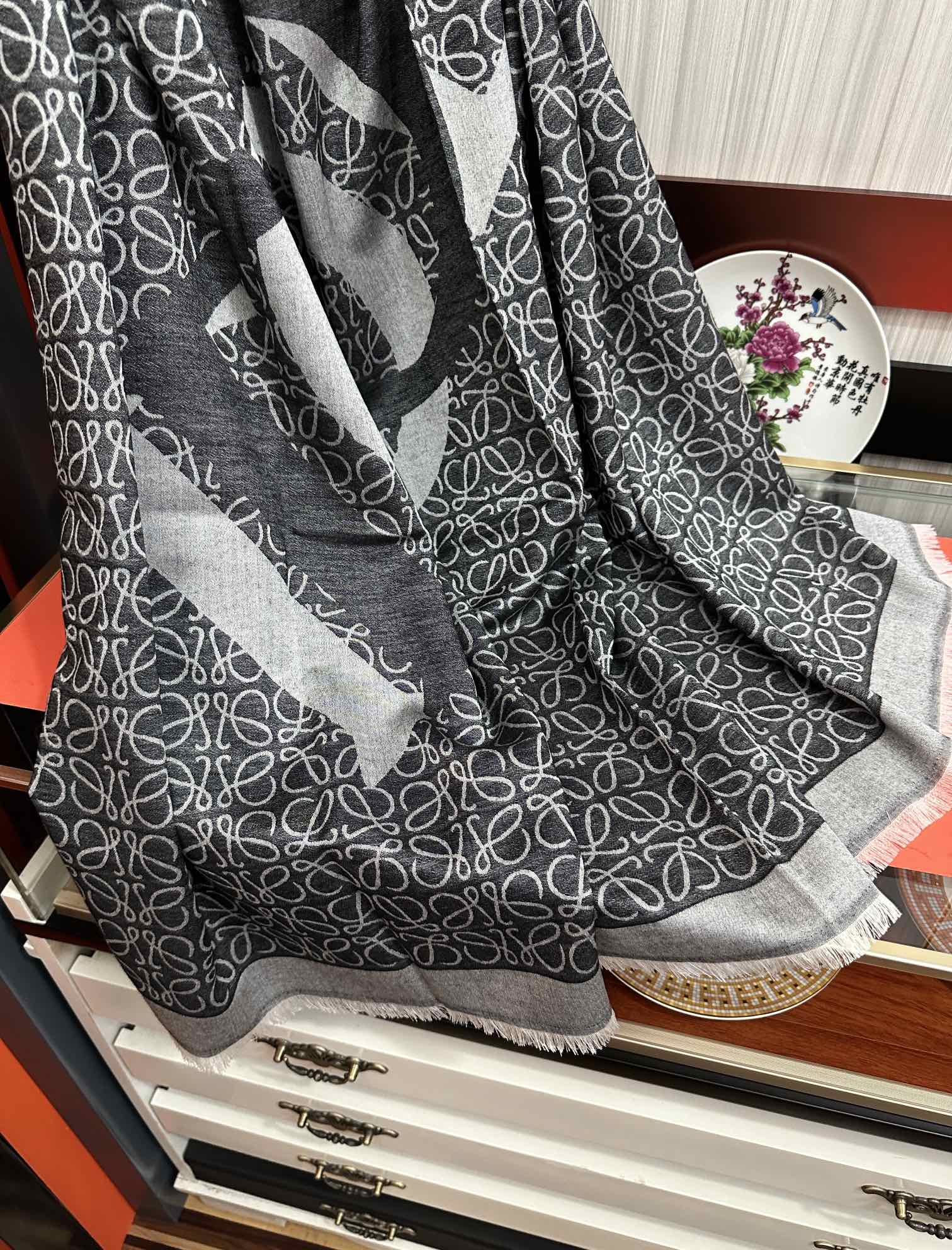 上新。罗意威【经典logo标志方巾】[太阳]很幸运拿到這个东西[爱心]真的不多见[强]很少在国內做订单[