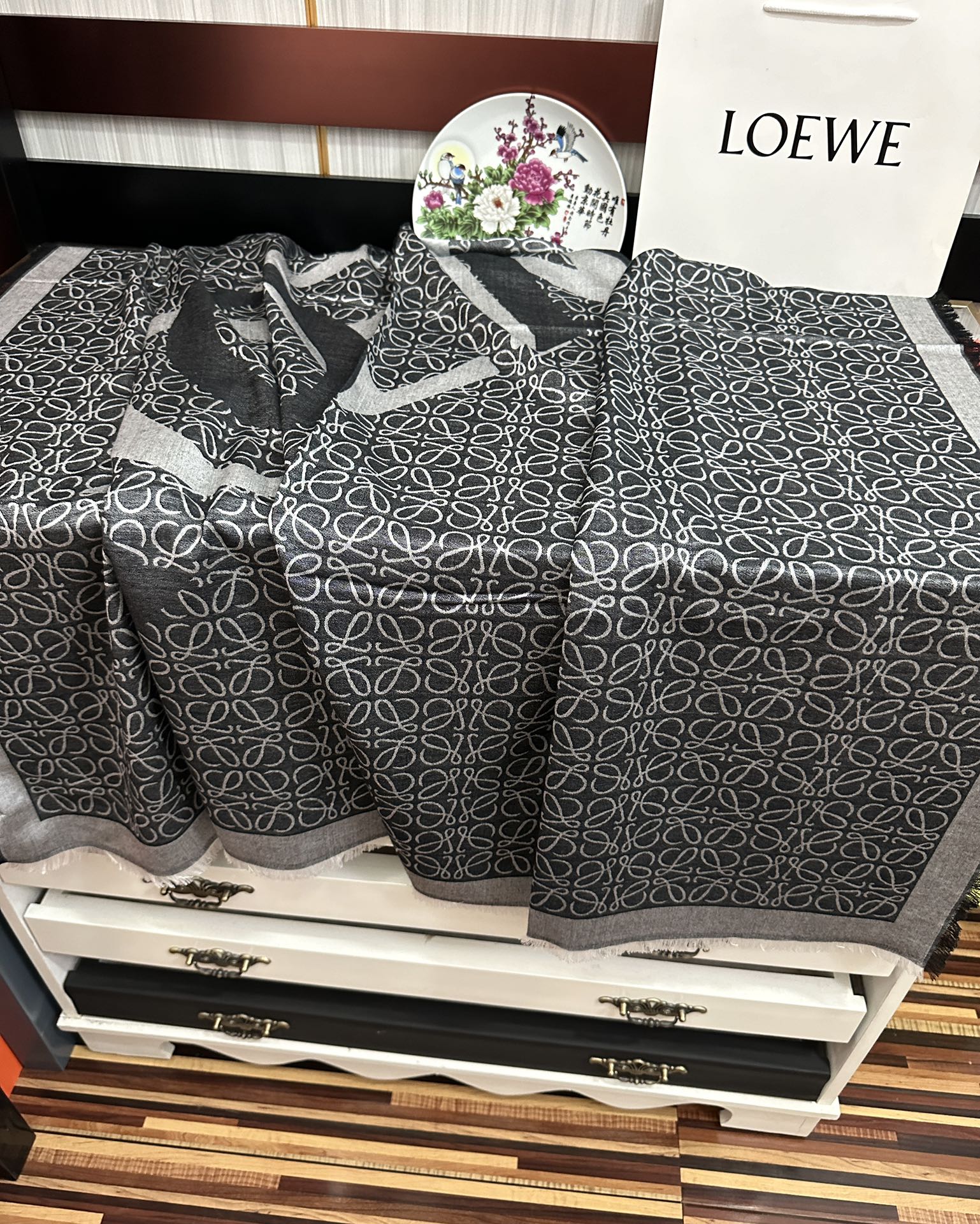 上新。罗意威【经典logo标志方巾】[太阳]很幸运拿到這个东西[爱心]真的不多见[强]很少在国內做订单[