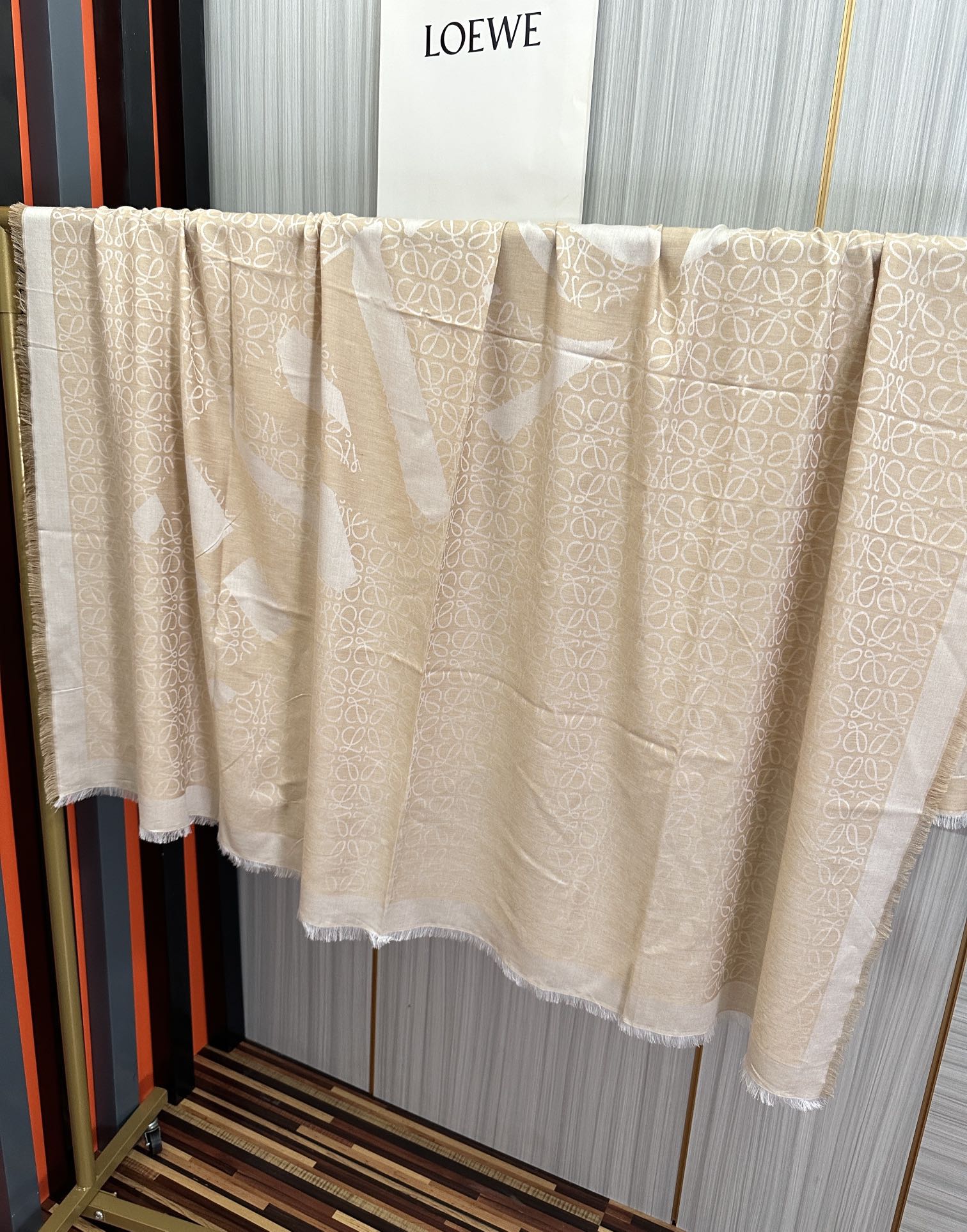 上新。罗意威【经典logo标志方巾】[太阳]很幸运拿到這个东西[爱心]真的不多见[强]很少在国內做订单[