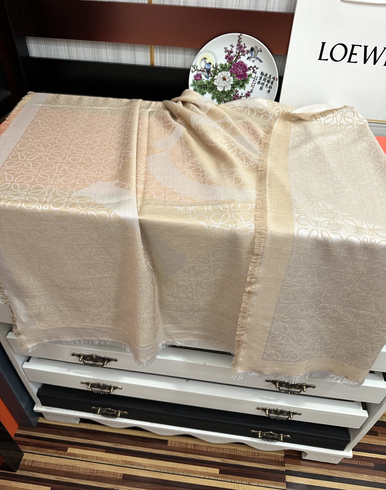 上新。罗意威【经典logo标志方巾】[太阳]很幸运拿到這个东西[爱心]真的不多见[强]很少在国內做订单[