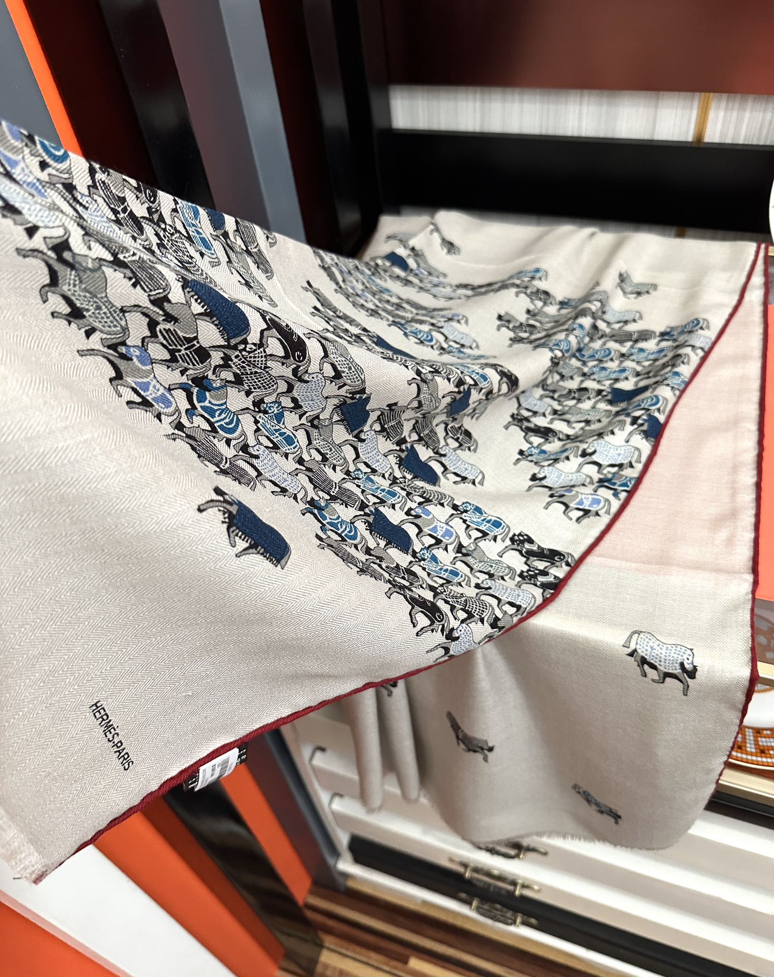 上新 爱马仕。2010【双面同色小马跳跃】太美了[吃瓜]下手一定要快[嘴唇]四季都可以用[勾引]真心美的