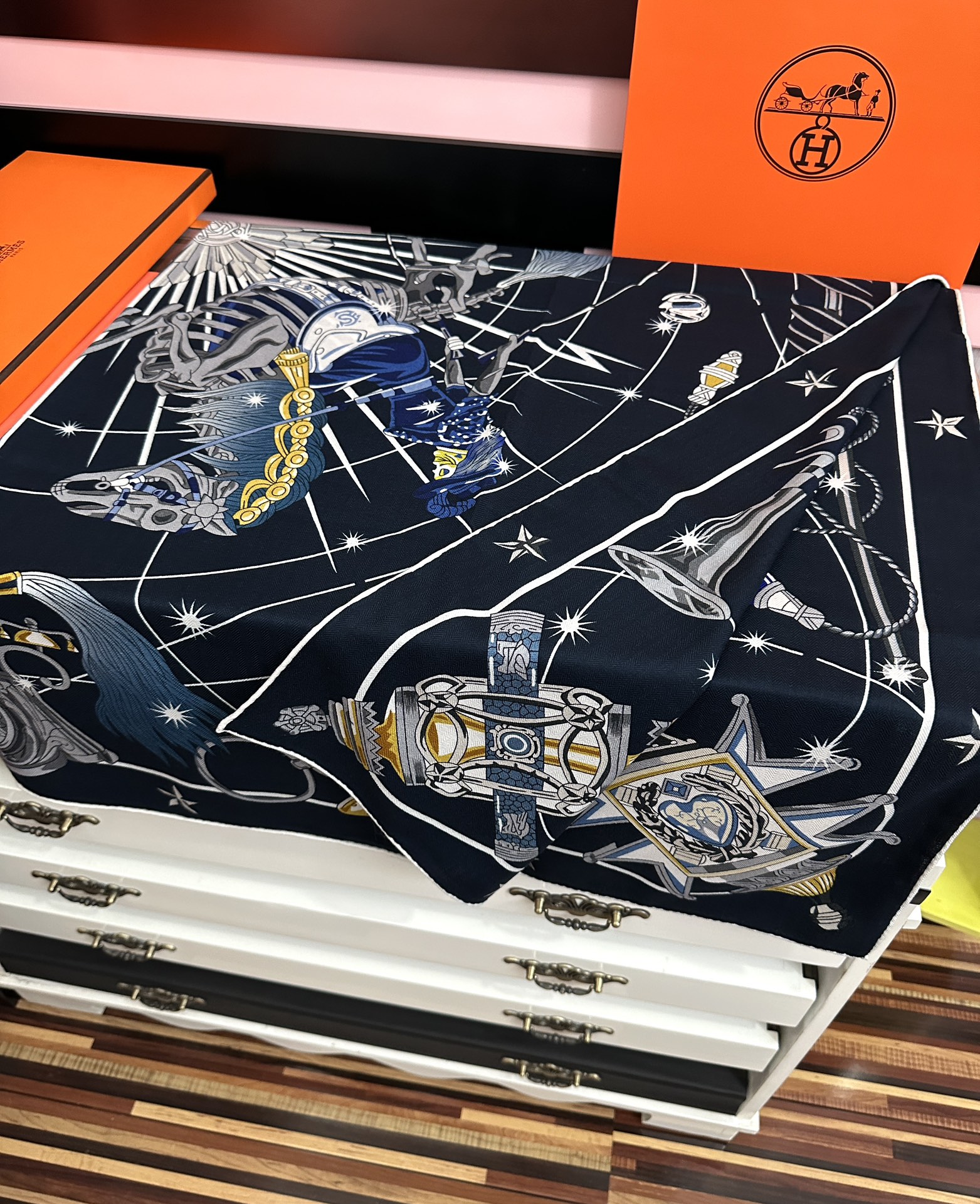 。新款 爱马仕 官网同步【星辰合唱曲】2025秋冬新款[爱心]新一季丝巾采购清单估计各位养马人们已经列好