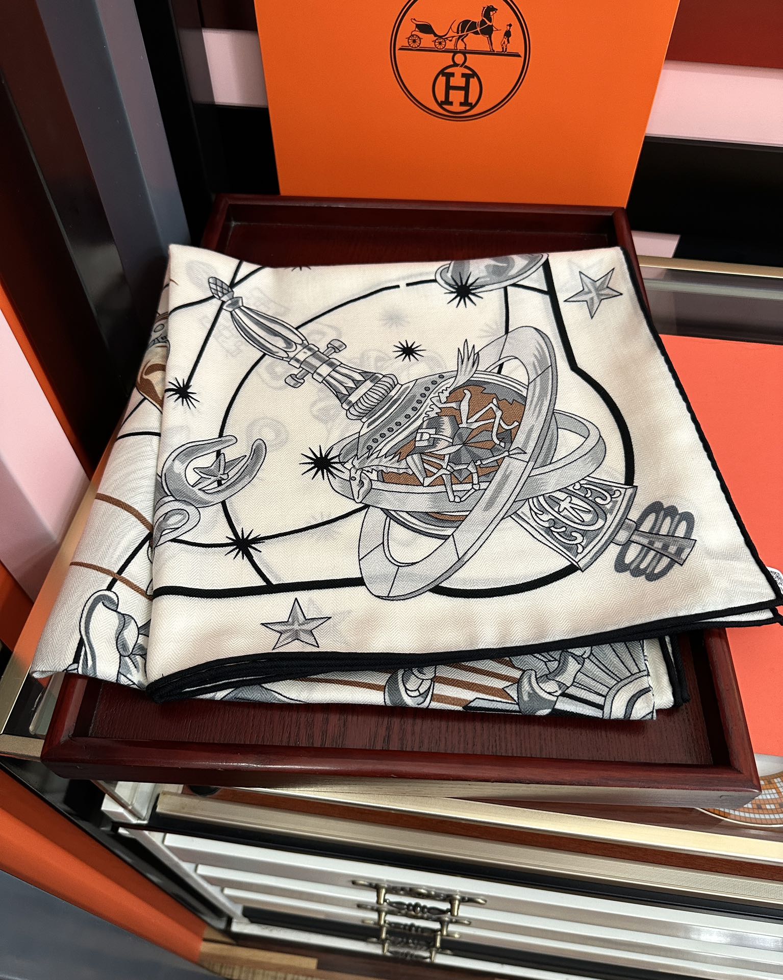 。新款 爱马仕 官网同步【星辰合唱曲】2025秋冬新款[爱心]新一季丝巾采购清单估计各位养马人们已经列好