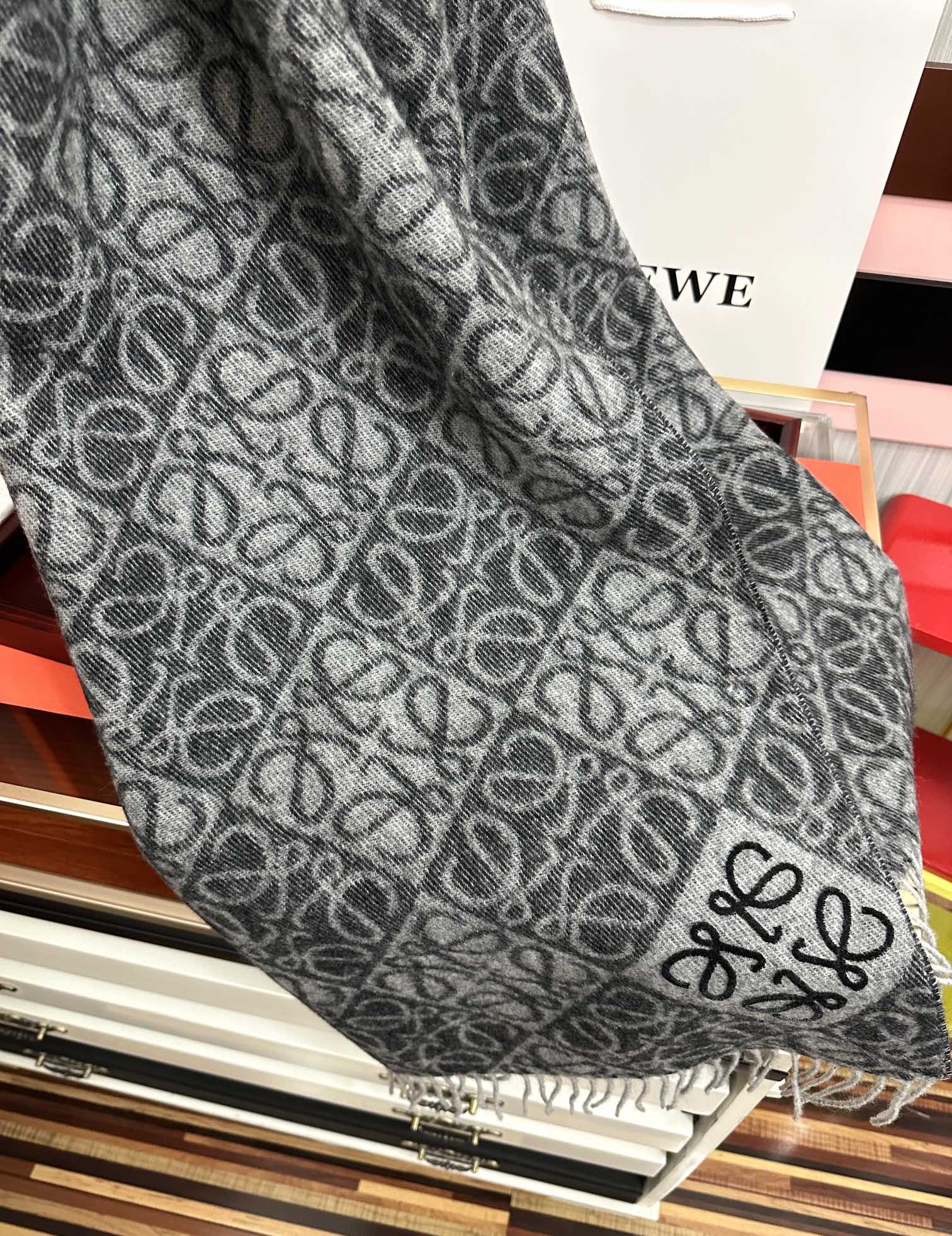 。罗意威2025 ZG最新款[庆祝] 棋盘格提花围巾[太阳]经典棋盘格矩阵设计高端设计[玫瑰] 不挑年龄