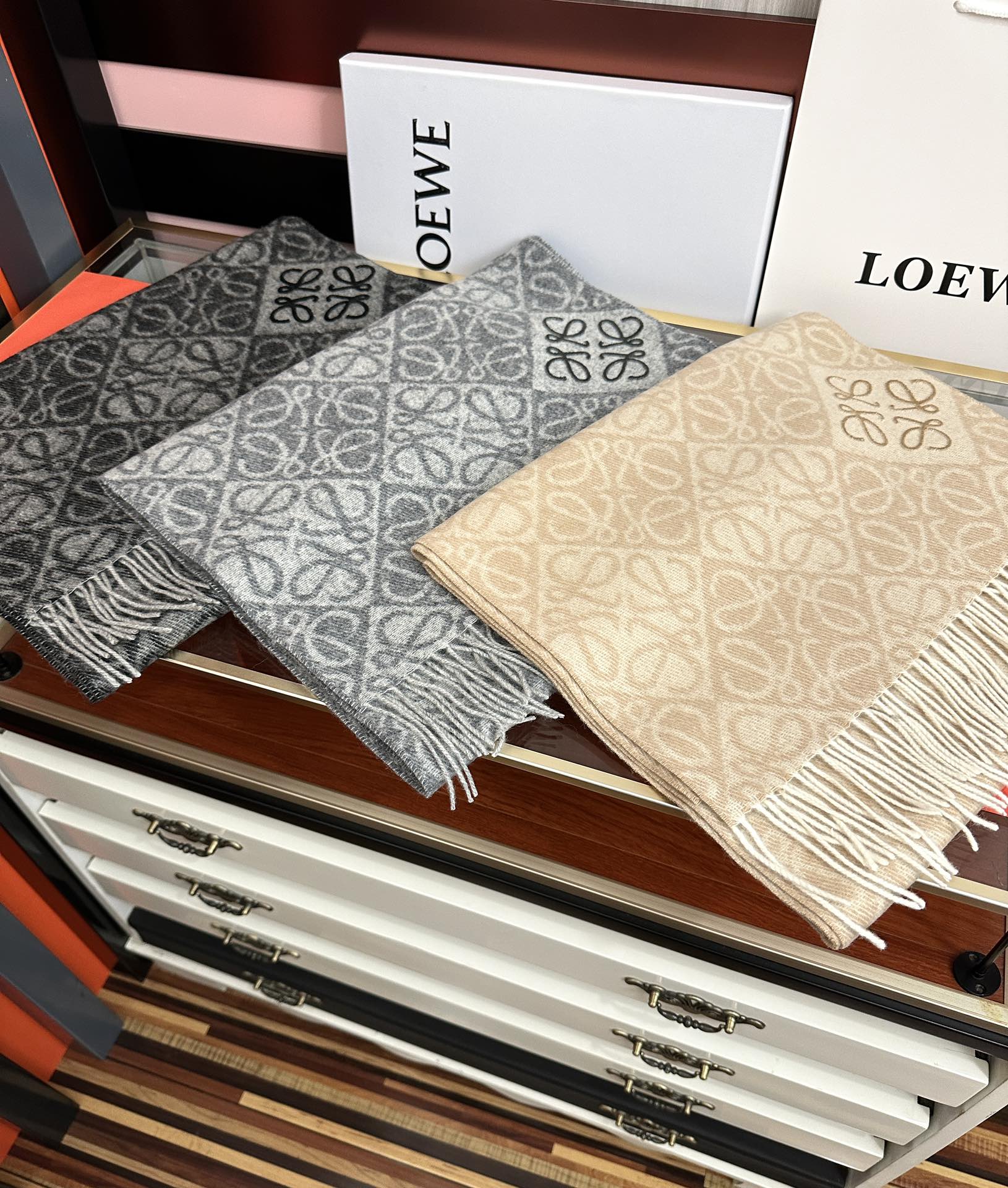 。罗意威2025 ZG最新款[庆祝] 棋盘格提花围巾[太阳]经典棋盘格矩阵设计高端设计[玫瑰] 不挑年龄