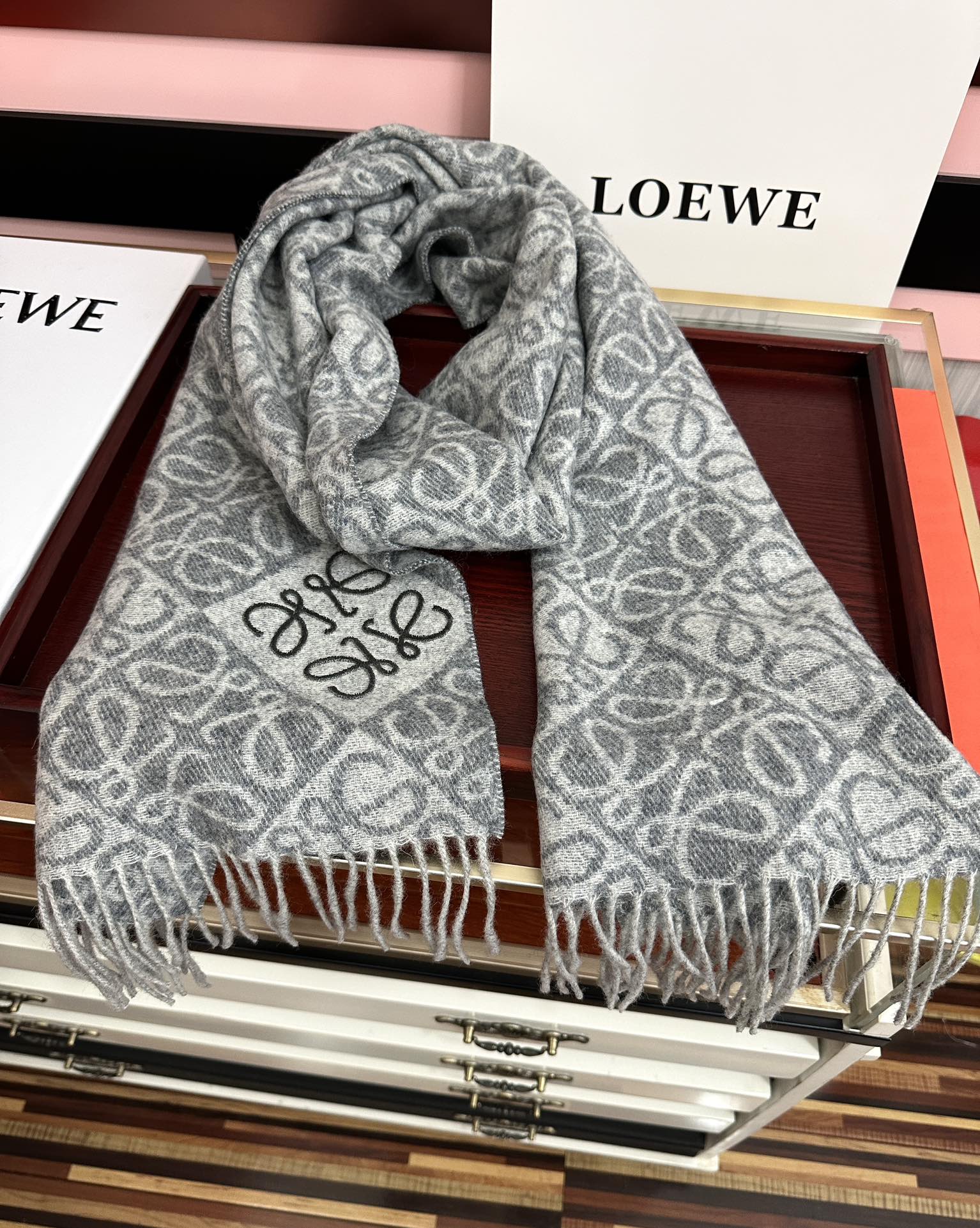 。罗意威2025 ZG最新款[庆祝] 棋盘格提花围巾[太阳]经典棋盘格矩阵设计高端设计[玫瑰] 不挑年龄