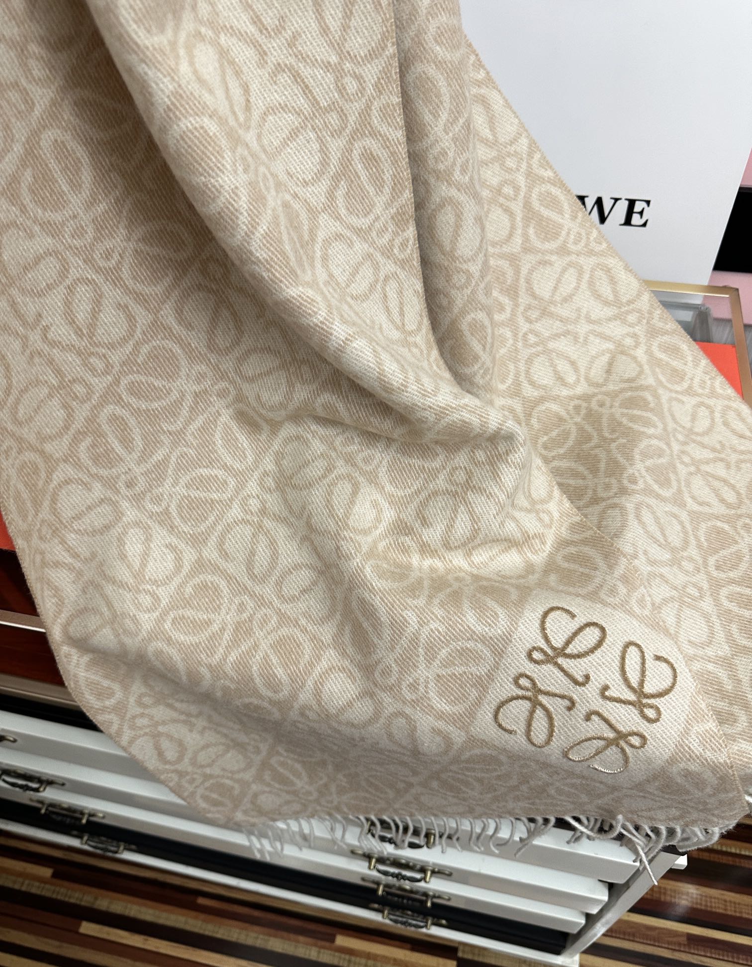 。罗意威2025 ZG最新款[庆祝] 棋盘格提花围巾[太阳]经典棋盘格矩阵设计高端设计[玫瑰] 不挑年龄