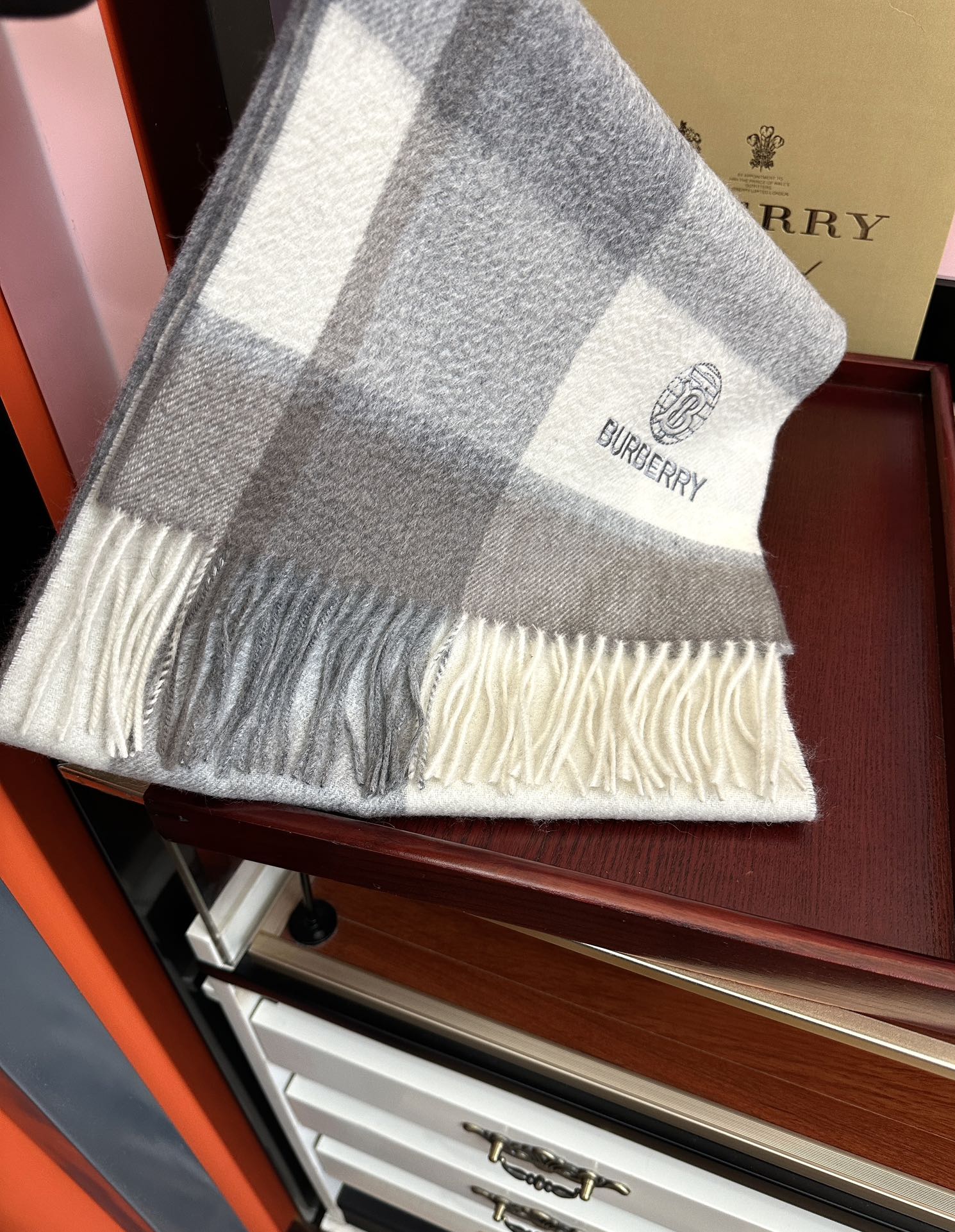 。85%山羊绒 2025巴宝莉采用内蒙古顶级山羊绒，最新款男女通用情侣款👫重磅推荐💥 经典的格子，永不过