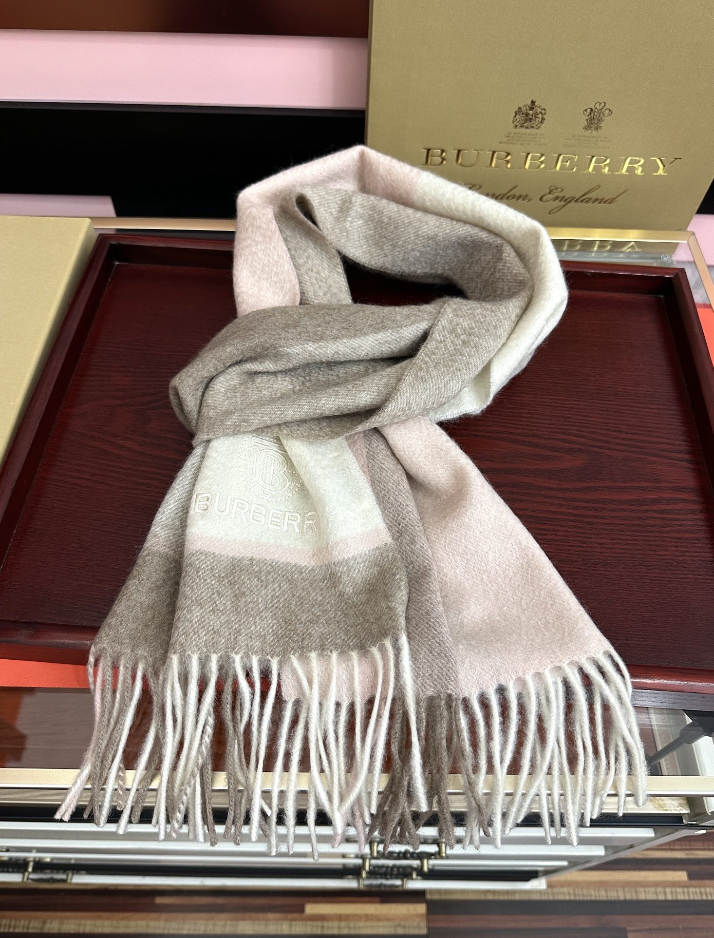 。85%山羊绒 2025巴宝莉采用内蒙古顶级山羊绒，最新款男女通用情侣款👫重磅推荐💥 经典的格子，永不过