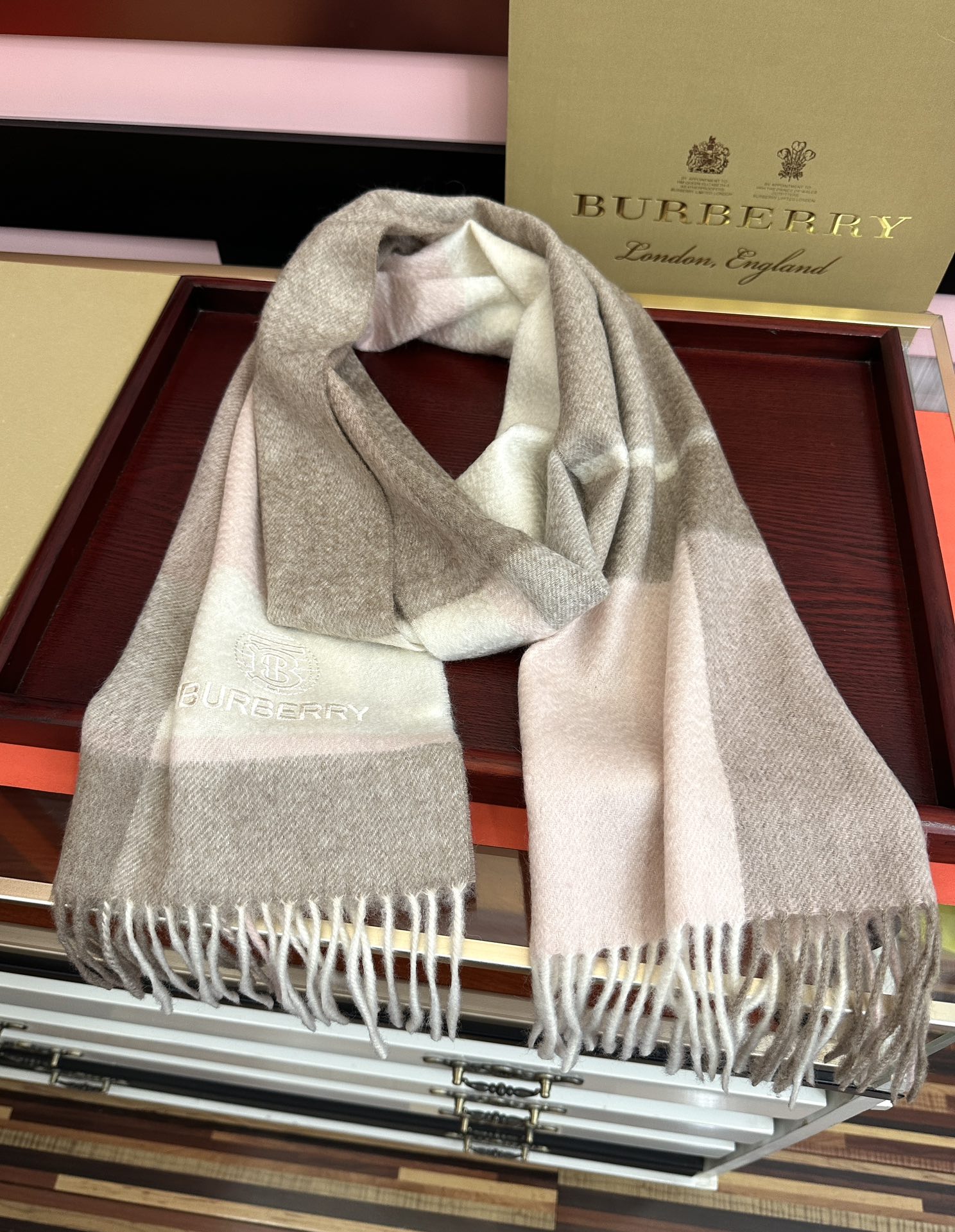 。85%山羊绒 2025巴宝莉采用内蒙古顶级山羊绒，最新款男女通用情侣款👫重磅推荐💥 经典的格子，永不过