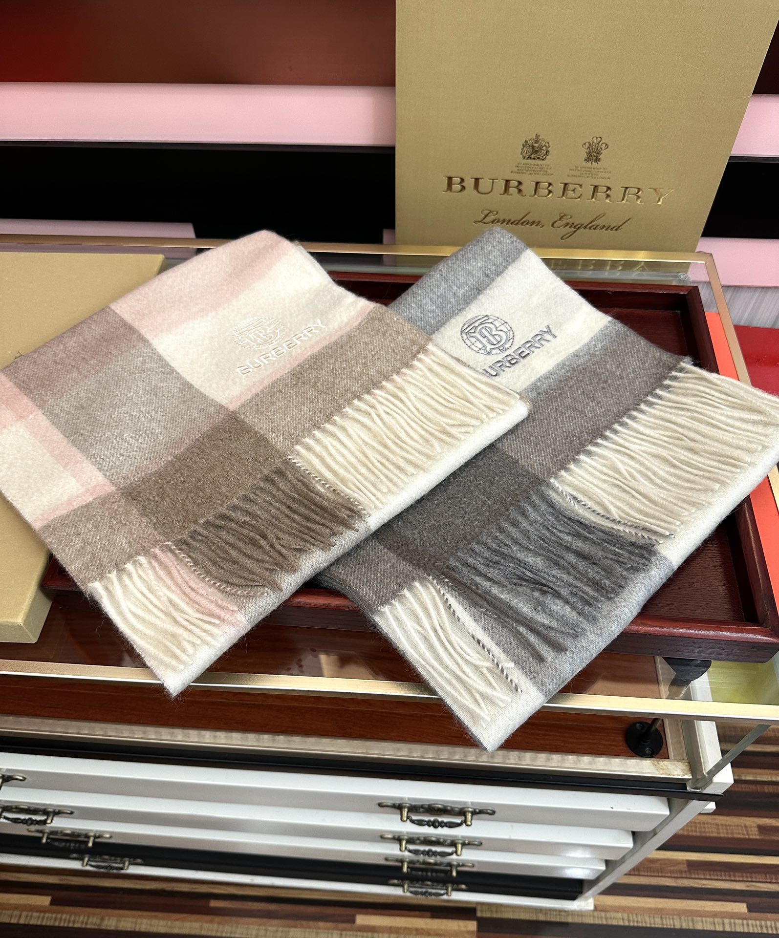 。85%山羊绒 2025巴宝莉采用内蒙古顶级山羊绒，最新款男女通用情侣款👫重磅推荐💥 经典的格子，永不过