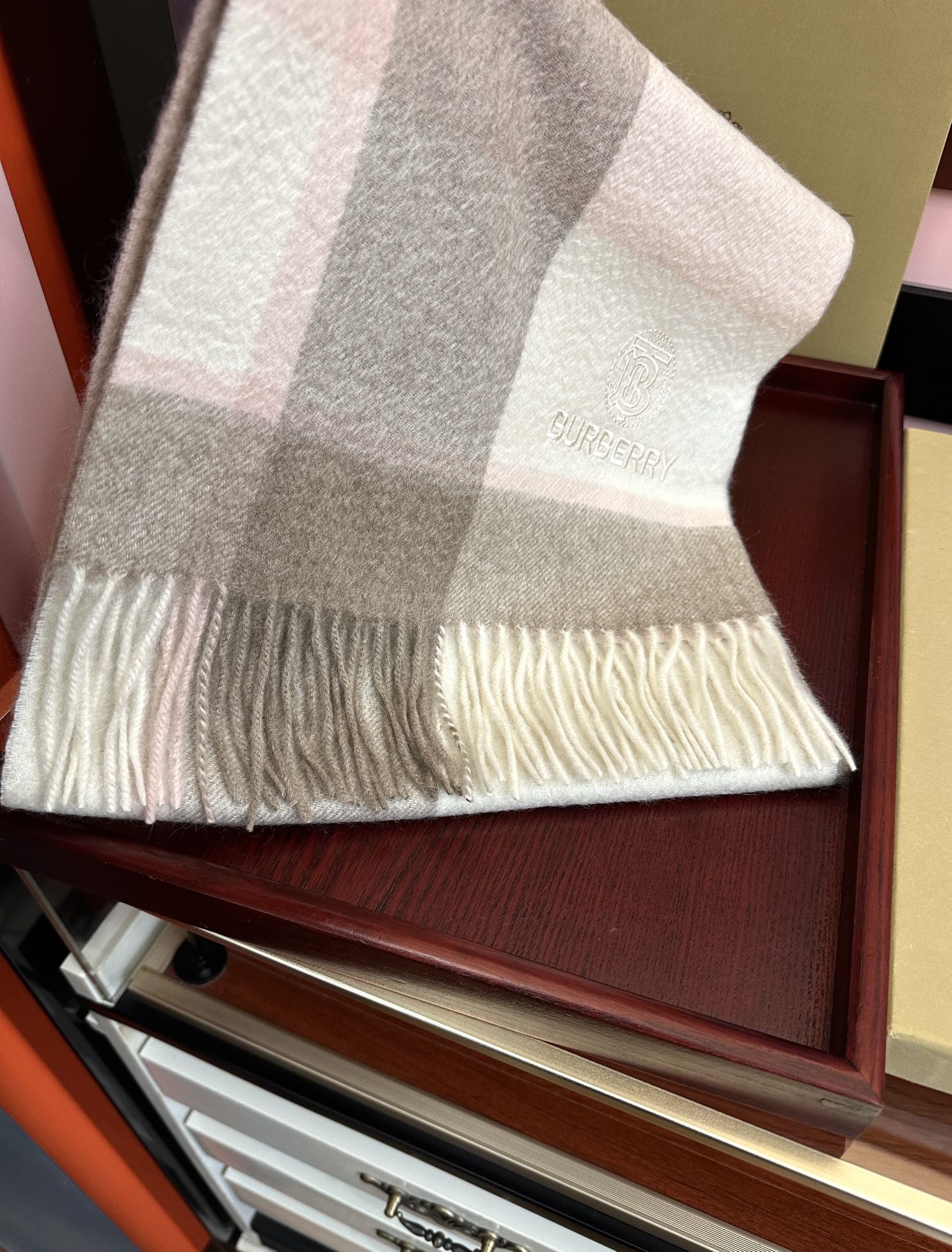 。85%山羊绒 2025巴宝莉采用内蒙古顶级山羊绒，最新款男女通用情侣款👫重磅推荐💥 经典的格子，永不过