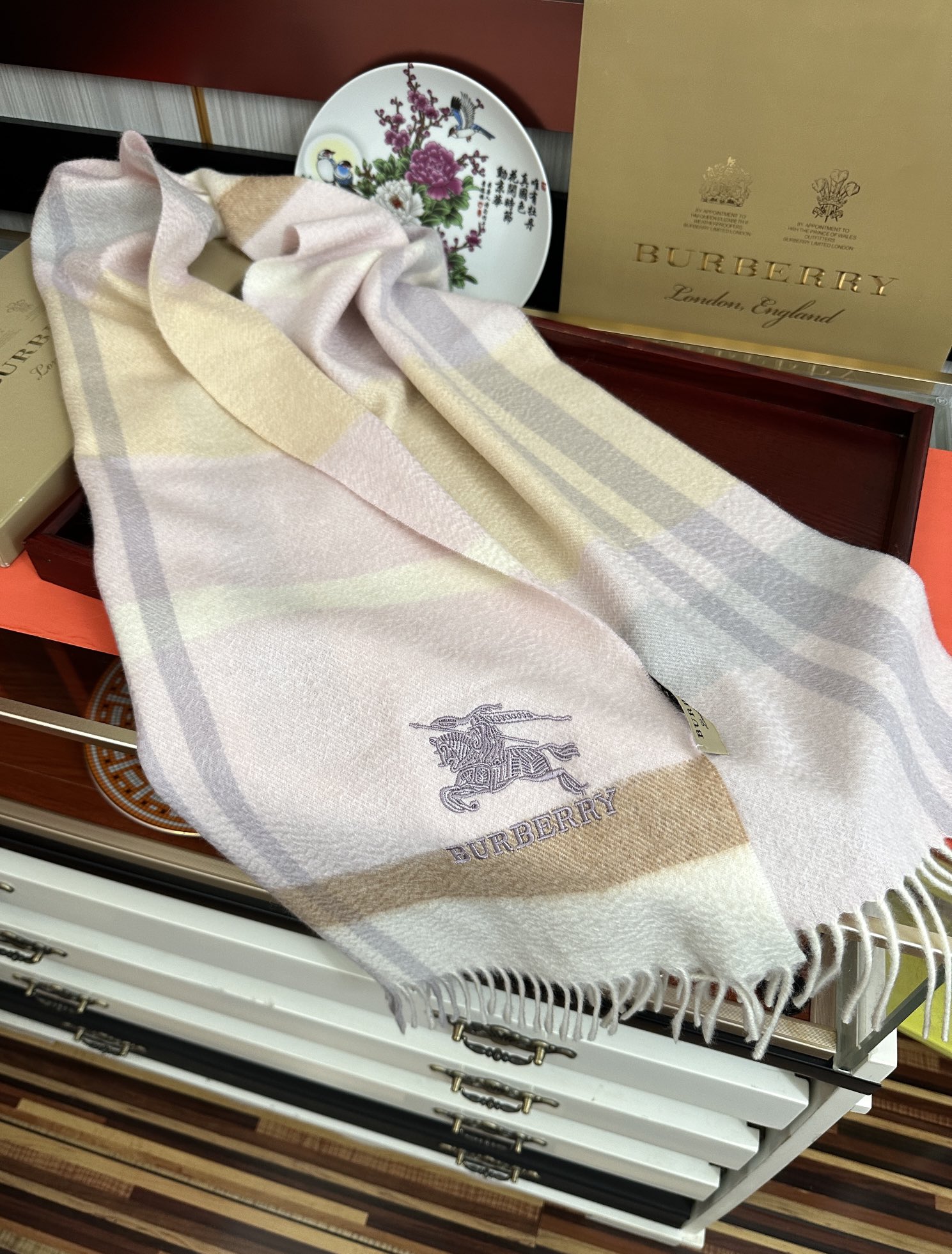 。85%山羊绒 2025 巴宝莉采用内蒙古顶级山羊绒，最新款男女通用情侣款👫重磅推荐💥 经典的格子，永不